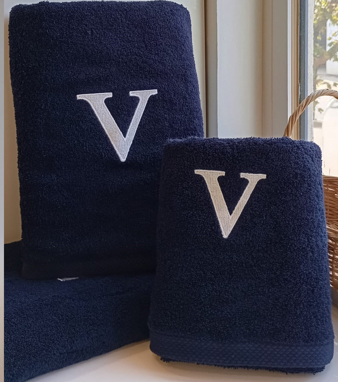 Serviette haut de gamme - avec élégante lettre "V" brodée - polyvalente, durable, absorbante et à séchage rapide - 100 % coton - bleu marine