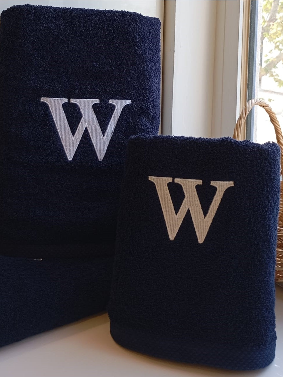 Serviette haut de gamme - avec élégante lettre "W" brodée - polyvalente, durable, absorbante et à séchage rapide - 100 % coton - bleu marine