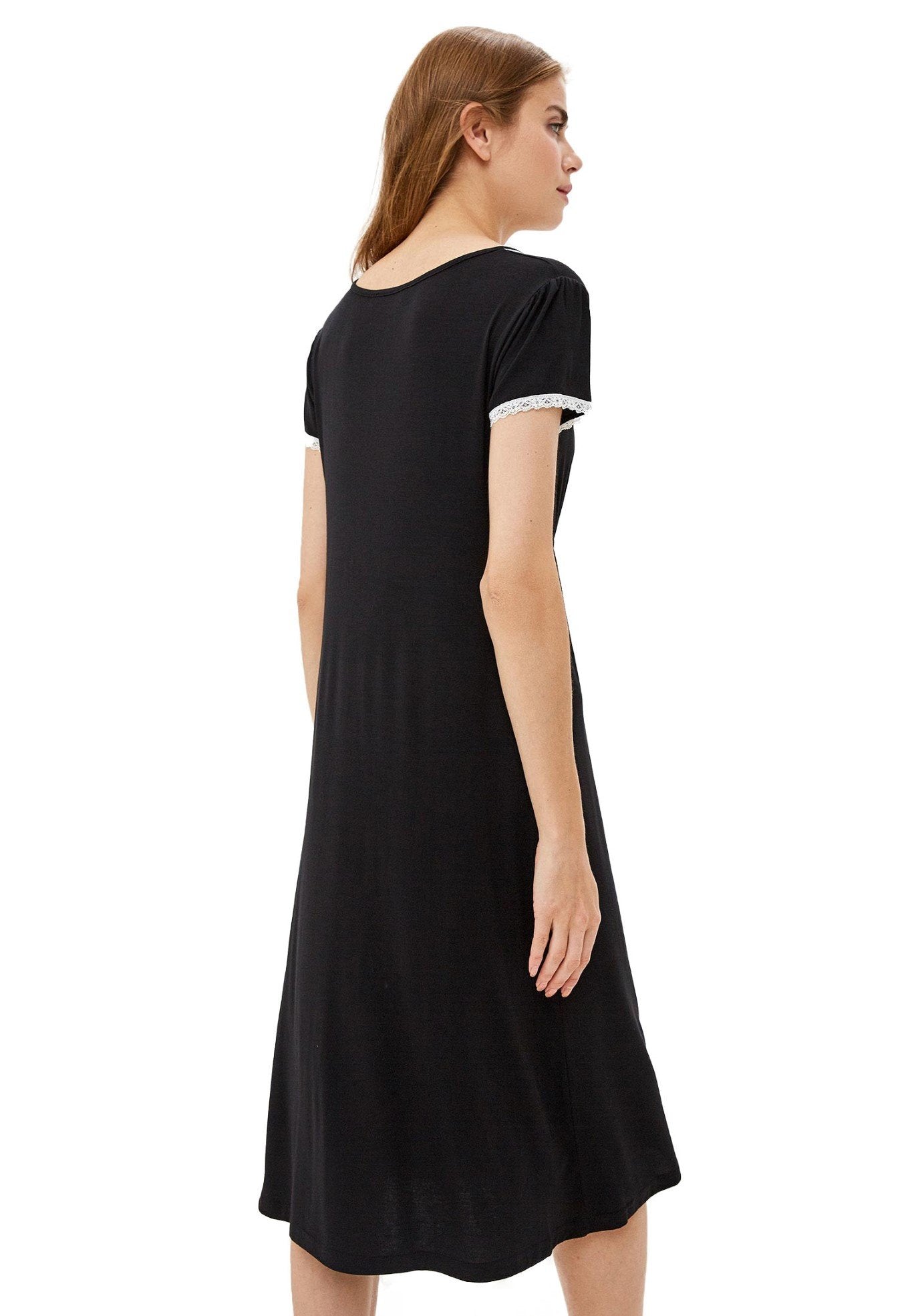 Exklusives Nachtkleid mit einer feinen Spitze am