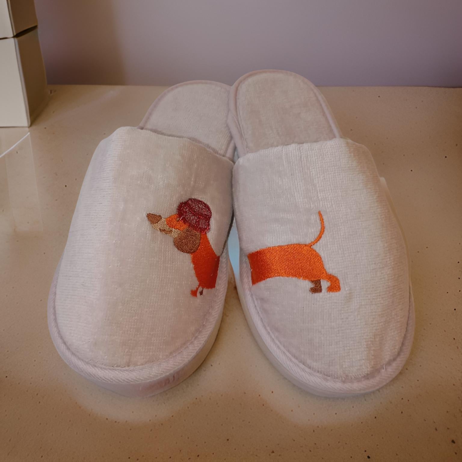 Hausschuhe mit Dackel-Stickerei