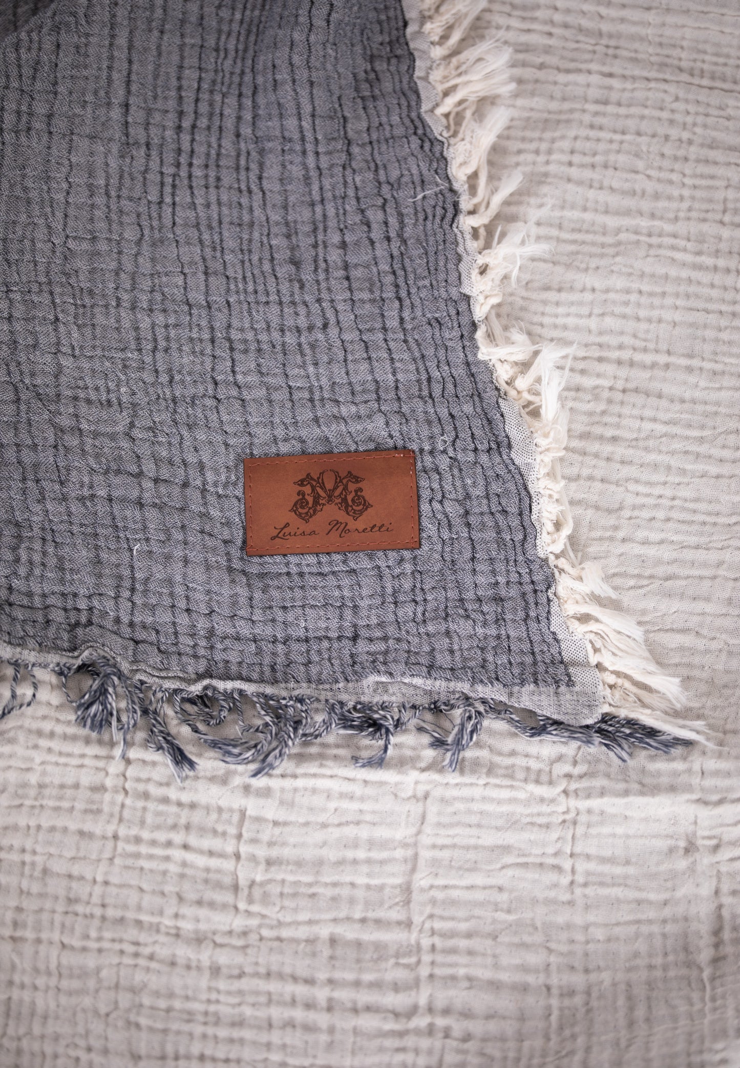 Premium Musselin Tagesdecke 240x260 cm - 100% Baumwolle - extraweiche Baumwolldecke als Kuscheldecke, Bett-Überwurf, Sofa-Überwurf, Couch-Überwurf - warme Sofa-Decke LMS-6481 (Anthrazit)