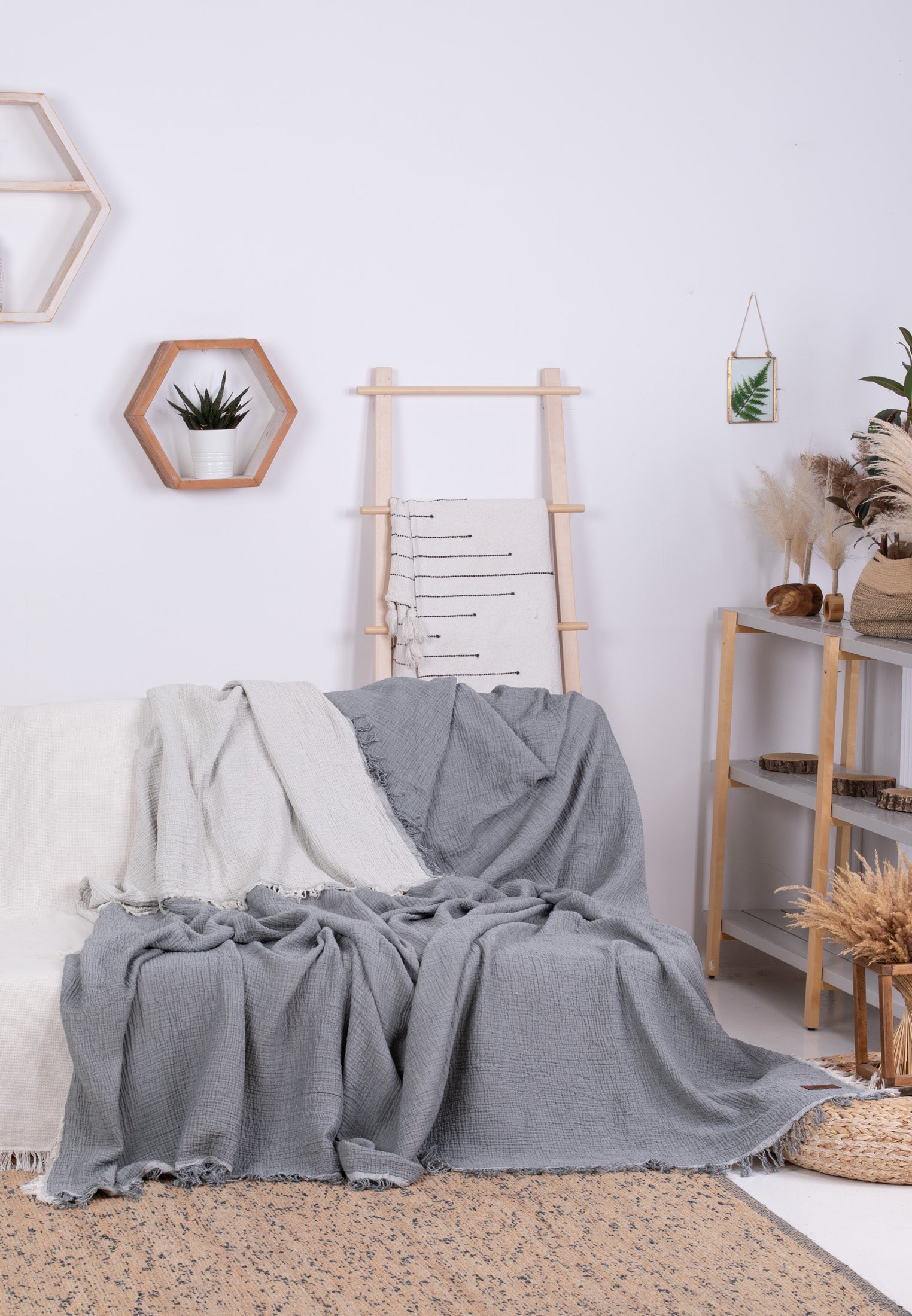 Premium Musselin Tagesdecke 240x260 cm - 100% Baumwolle - extraweiche Baumwolldecke als Kuscheldecke, Bett-Überwurf, Sofa-Überwurf, Couch-Überwurf - warme Sofa-Decke