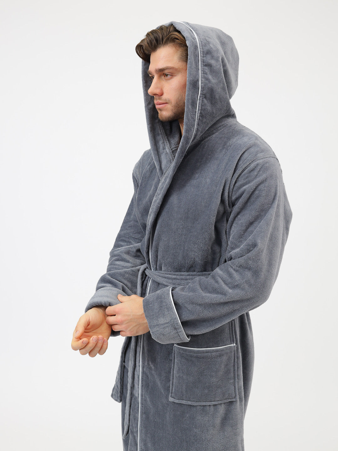 Edeler Herrenbademantel aus hochwertiger Baumwolle mit Kapuze in Velour