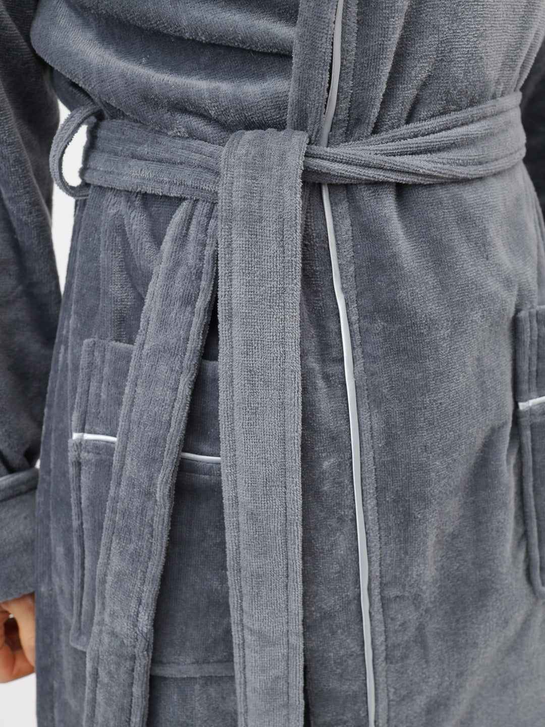 Edeler Herrenbademantel aus hochwertiger Baumwolle mit Kapuze in Velour