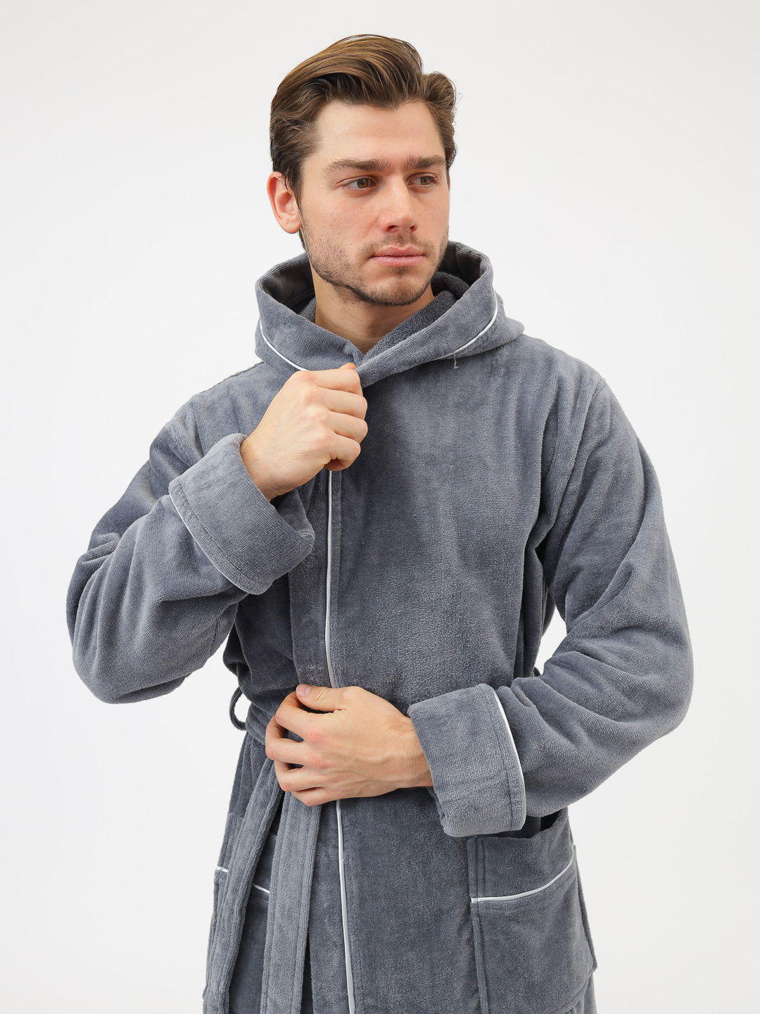 Edeler Herrenbademantel aus hochwertiger Baumwolle mit Kapuze in Velour