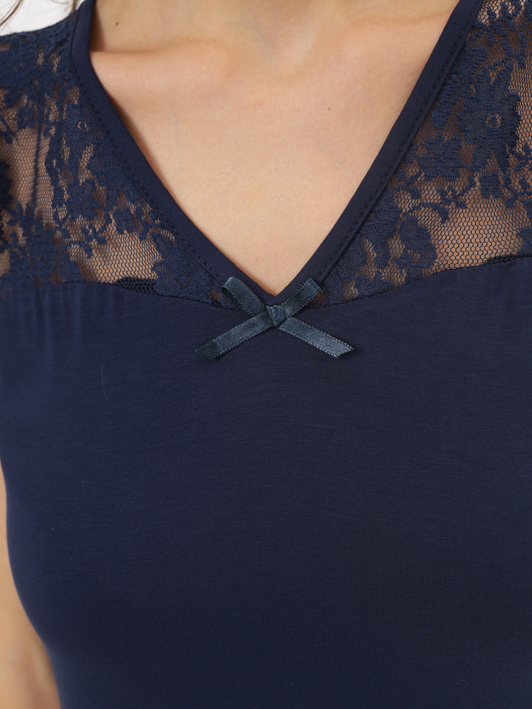 Trägernachthemd aus Bambusviskose mit feinem Spitzenmuster im Oberteil