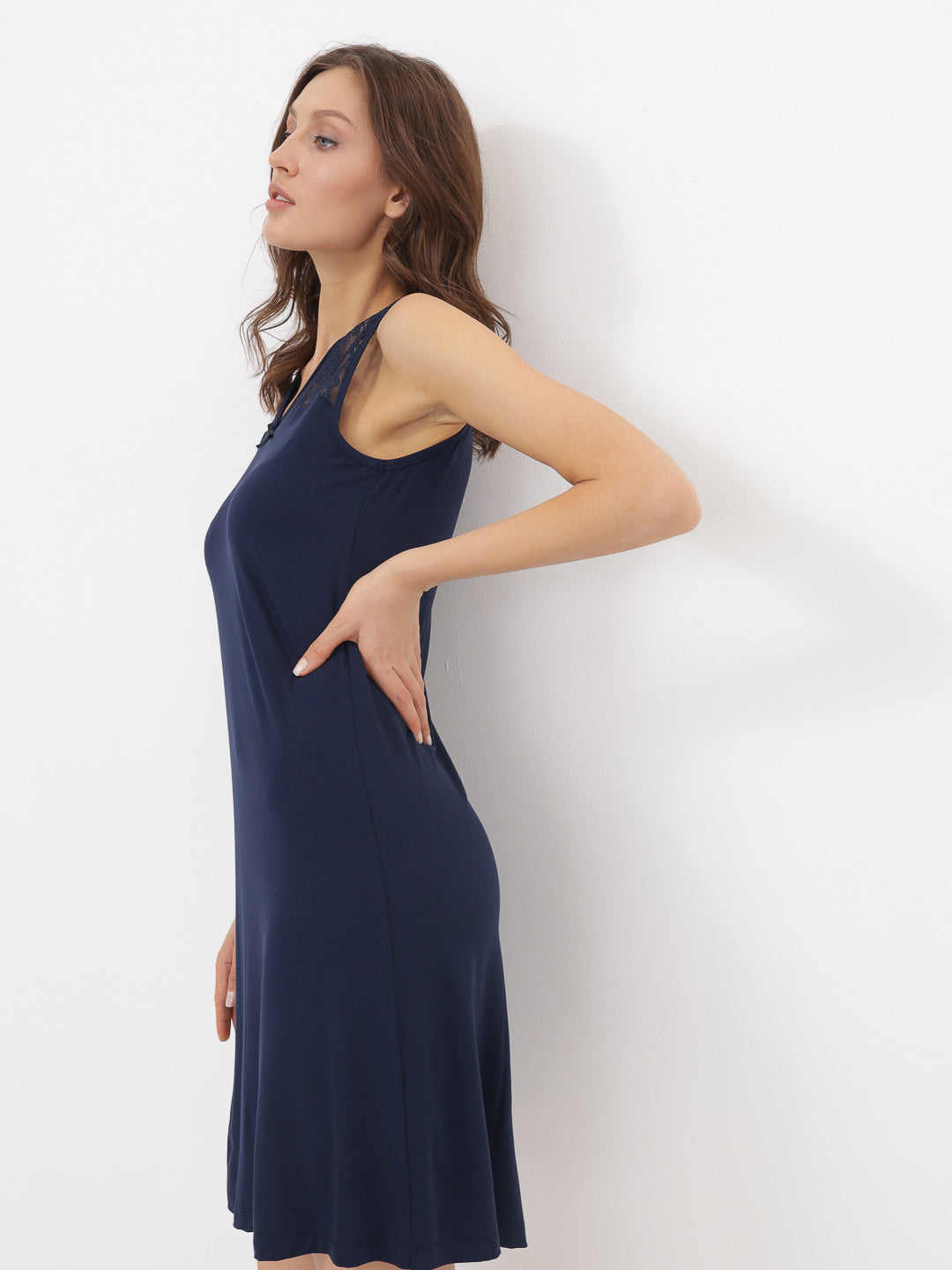 Trägernachthemd aus Bambusviskose mit feinem Spitzenmuster im Oberteil