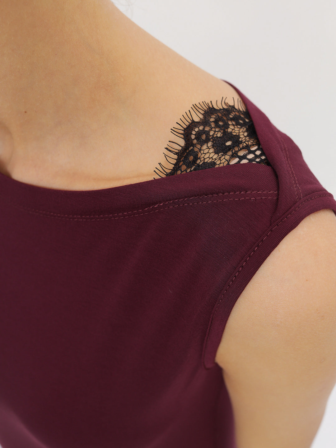 Nachtkleid aus Bambusviskose mit einer feinen Spitze an der Schulter