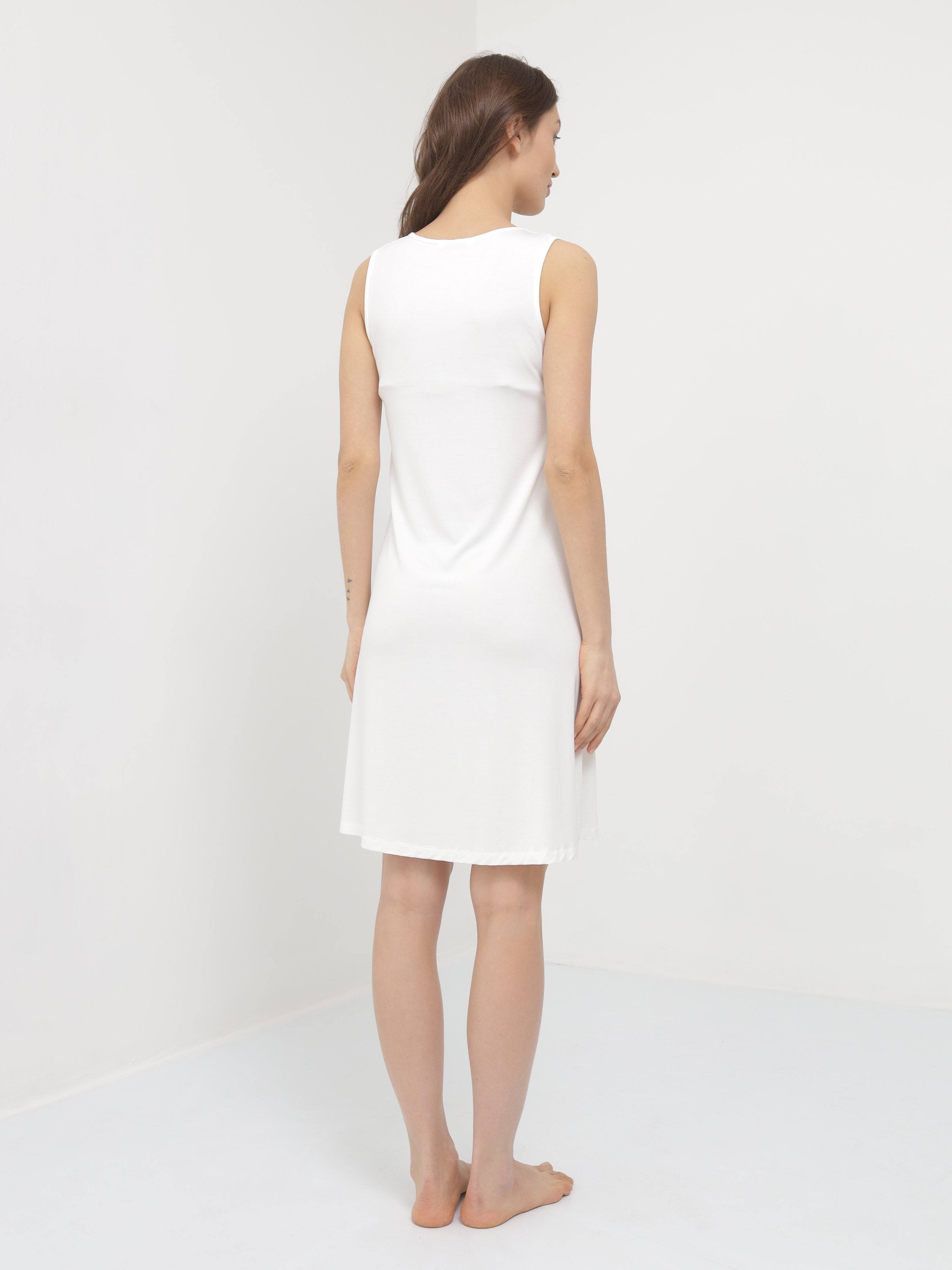 Trägernachthemd aus Bambusviskose mit feinem Spitzenmuster im Oberteil