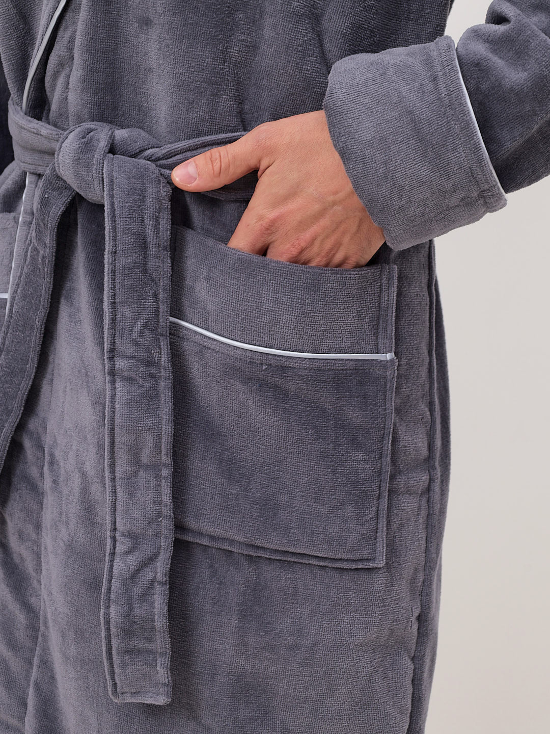 Edeler Schalkragen Herrenbademantel aus hochwertiger Baumwolle in Velour