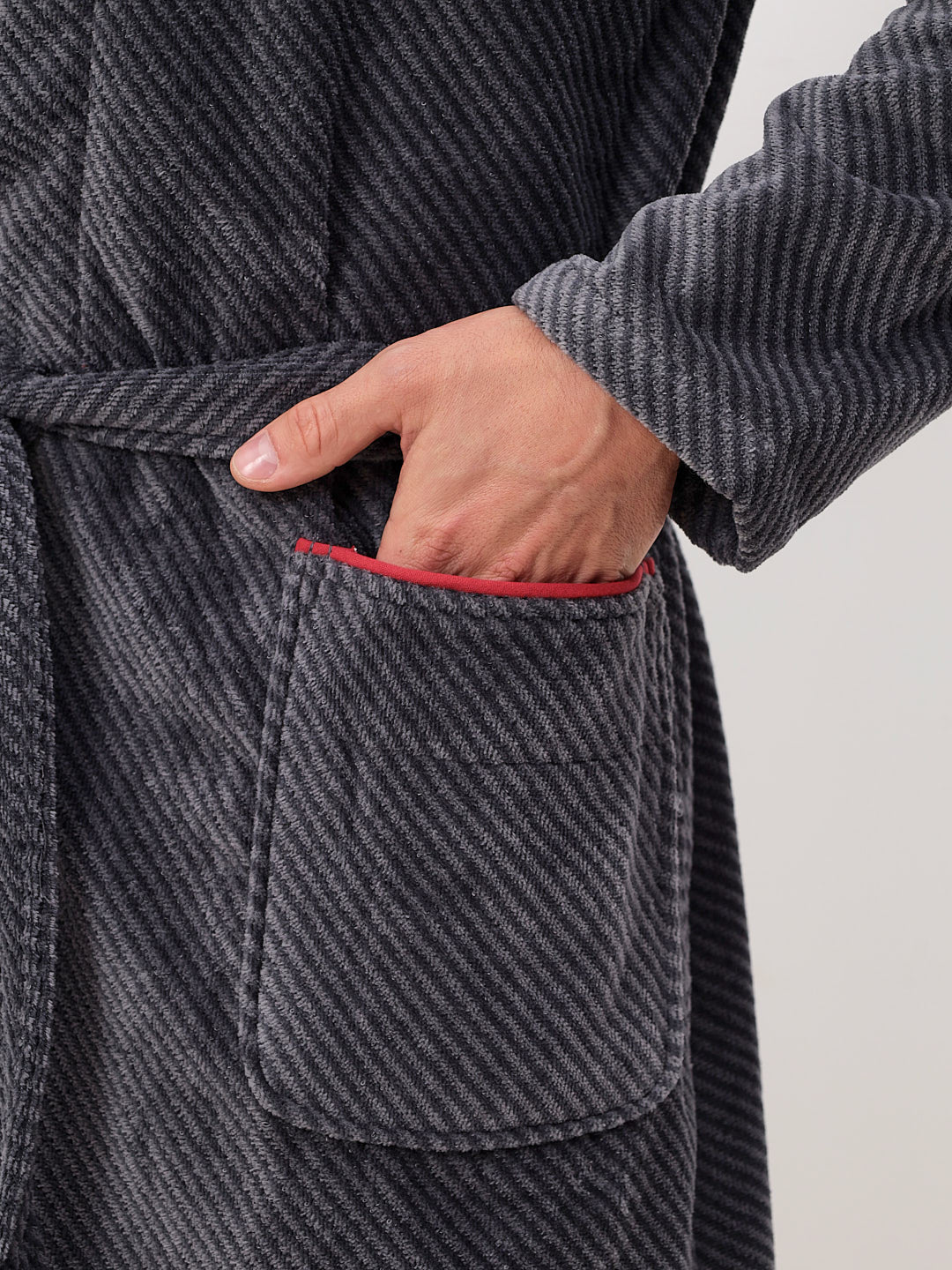 IN ÜBERGRÖSSEN ERHÄLTLICH - Edeler Schalkragen Herrenbademantel aus hochwertiger Baumwolle in melange Diagonel Streifen Design in Velour