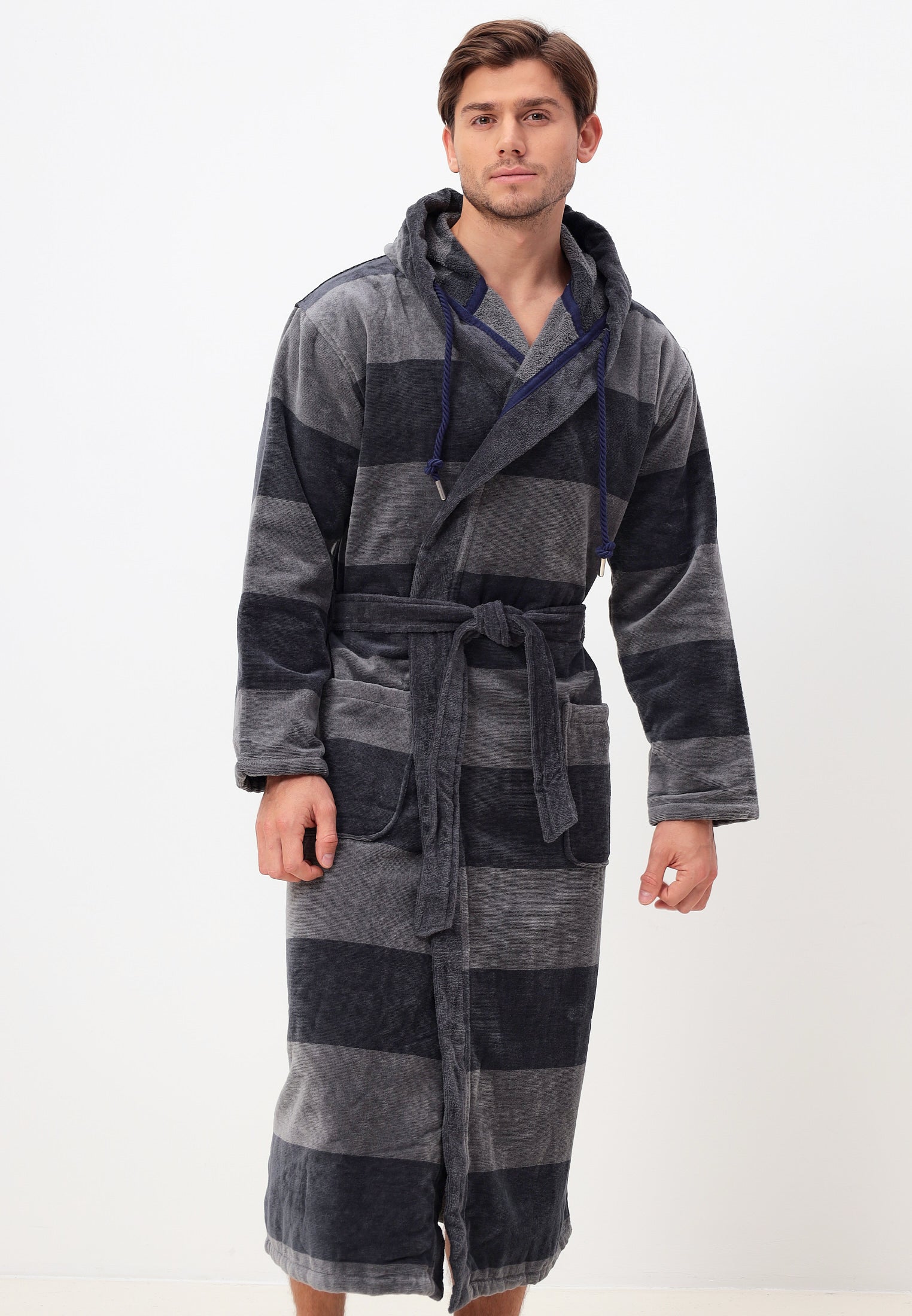 IN ÜBERGRÖSSEN ERHÄLTLICH - Edeler Herrenbademantel aus hochwertiger Baumwolle mit Kapuze in Velour in Melange Querstreifen Design