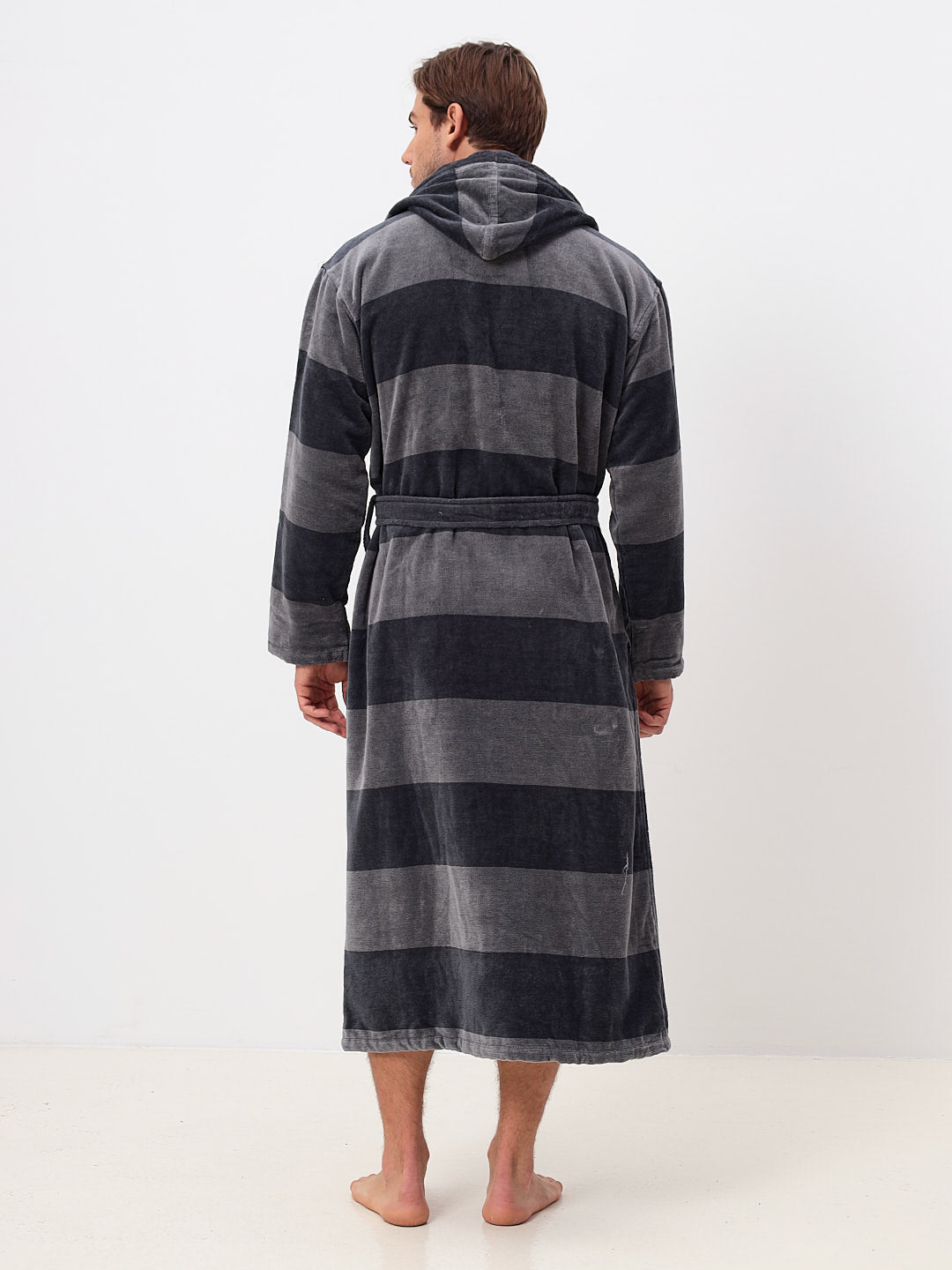 IN ÜBERGRÖSSEN ERHÄLTLICH - Edeler Herrenbademantel aus hochwertiger Baumwolle mit Kapuze in Velour in Melange Querstreifen Design