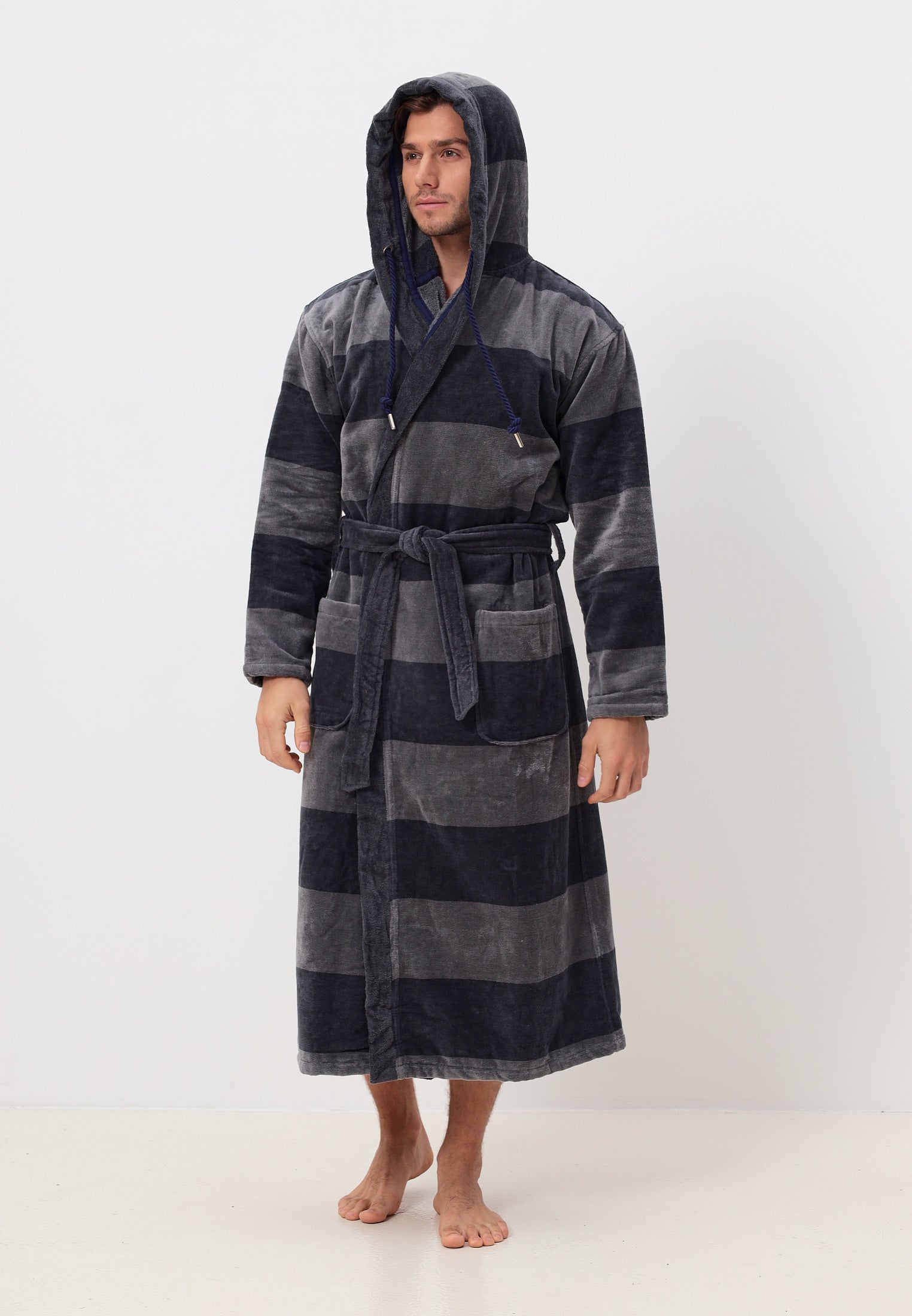 IN ÜBERGRÖSSEN ERHÄLTLICH - Edeler Herrenbademantel aus hochwertiger Baumwolle mit Kapuze in Velour in Melange Querstreifen Design