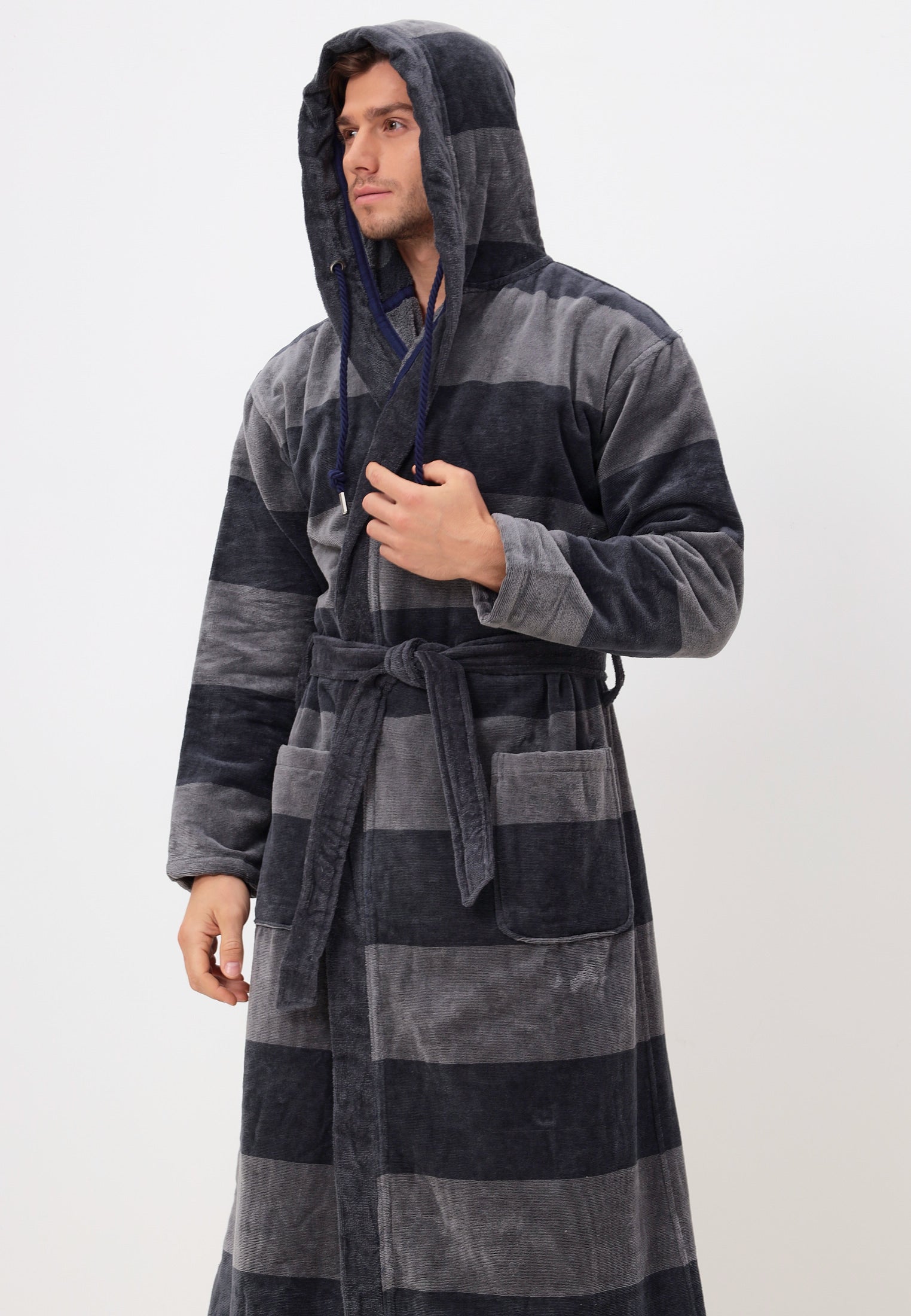 IN ÜBERGRÖSSEN ERHÄLTLICH - Edeler Herrenbademantel aus hochwertiger Baumwolle mit Kapuze in Velour in Melange Querstreifen Design