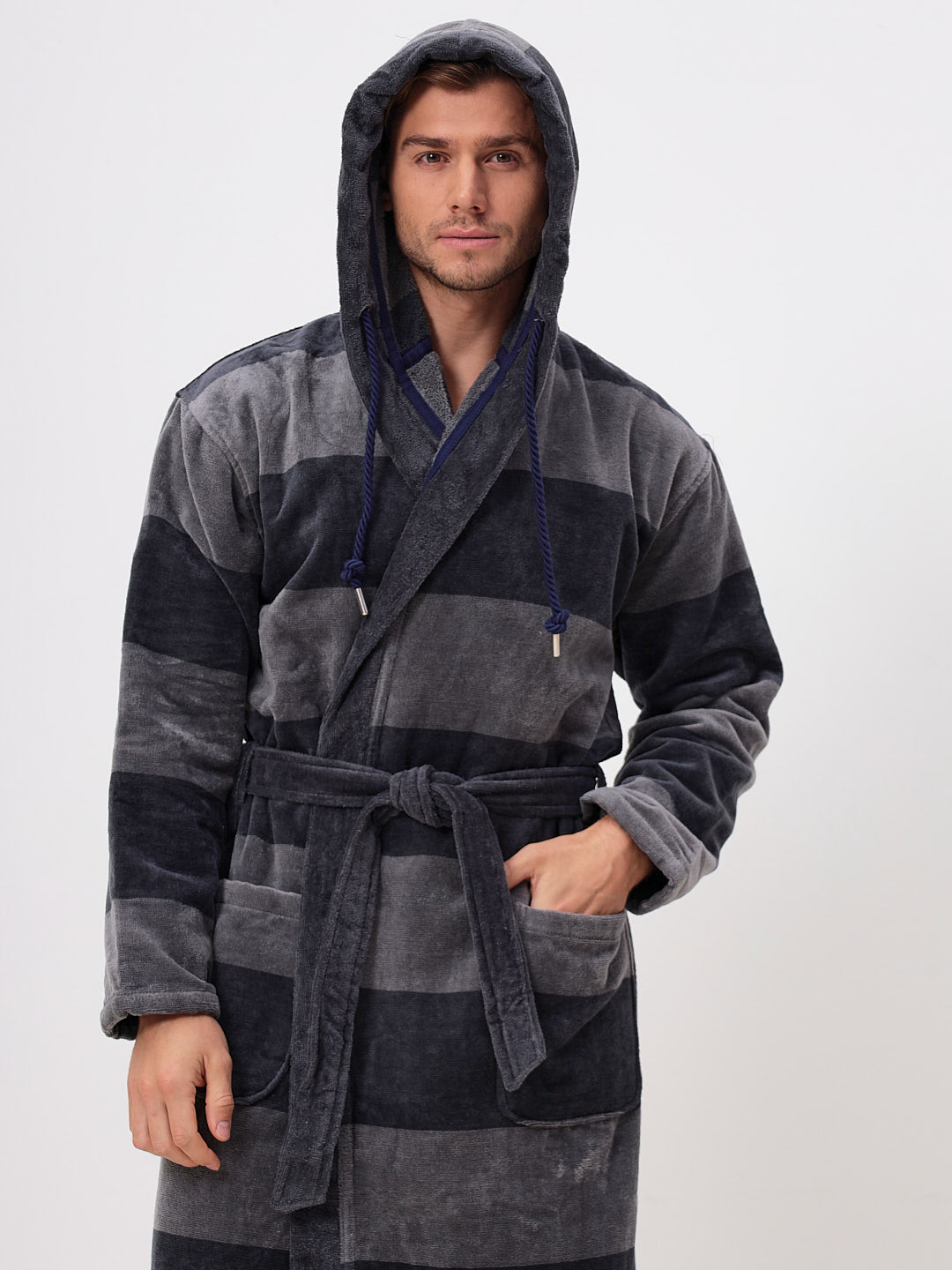 IN ÜBERGRÖSSEN ERHÄLTLICH - Edeler Herrenbademantel aus hochwertiger Baumwolle mit Kapuze in Velour in Melange Querstreifen Design