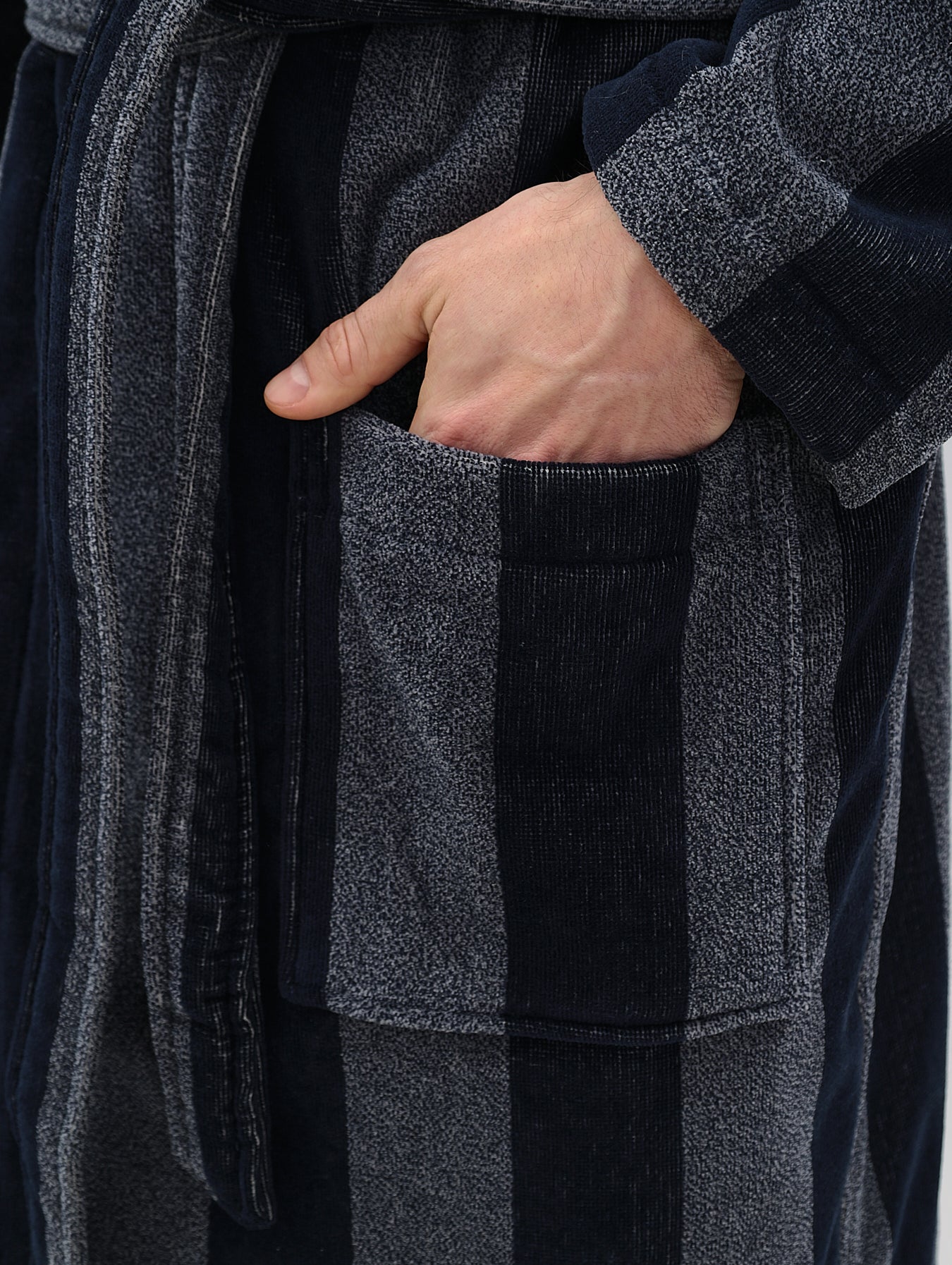 Edeler Herrenbademantel aus hochwertiger Baumwolle mit Kapuze in Velour Melange Streifen Design