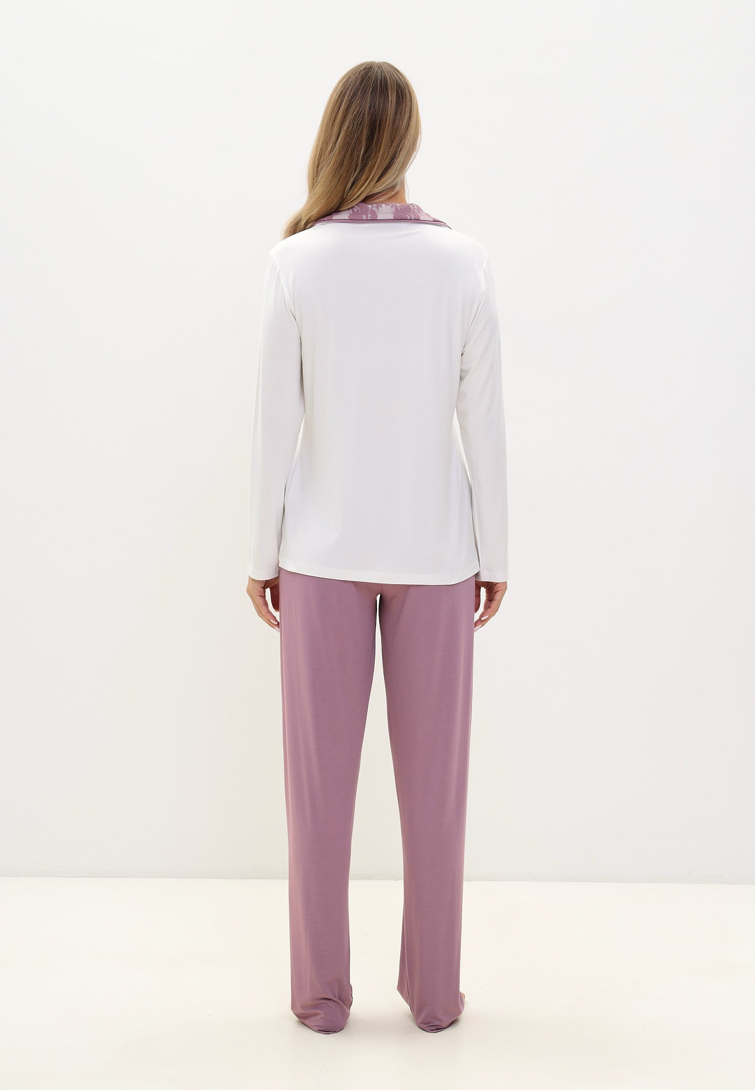 Damen Pyjama Set - mit Spitze im Kragen und an der Brusttasche - kontrastfarbige Knopfleiste und Besatz