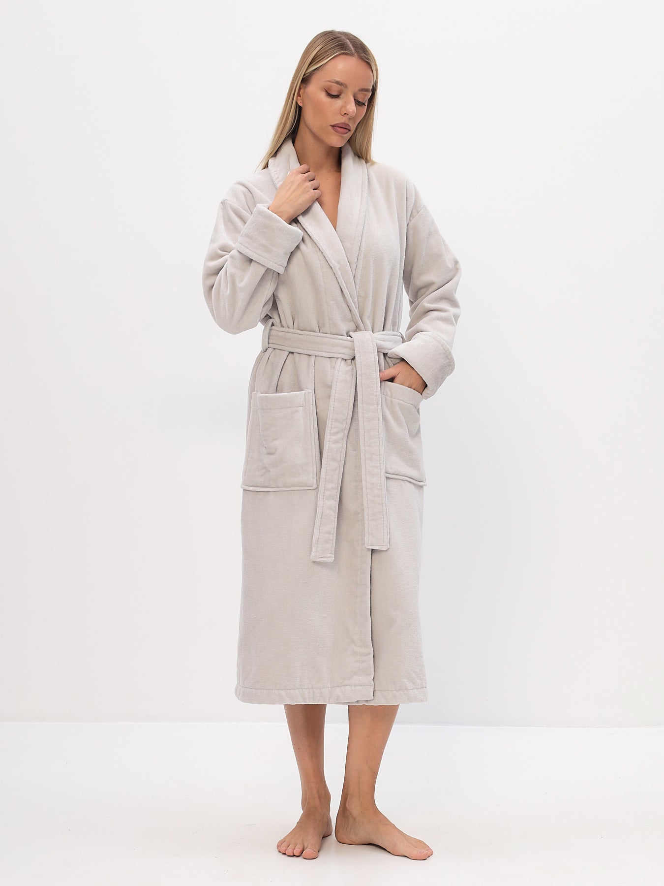 Edeler Schalkragen Damenbademantel aus hochwertiger Baumwolle in Velour