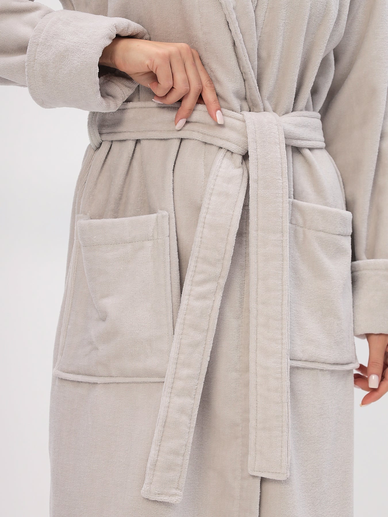 Edeler Schalkragen Damenbademantel aus hochwertiger Baumwolle in Velour