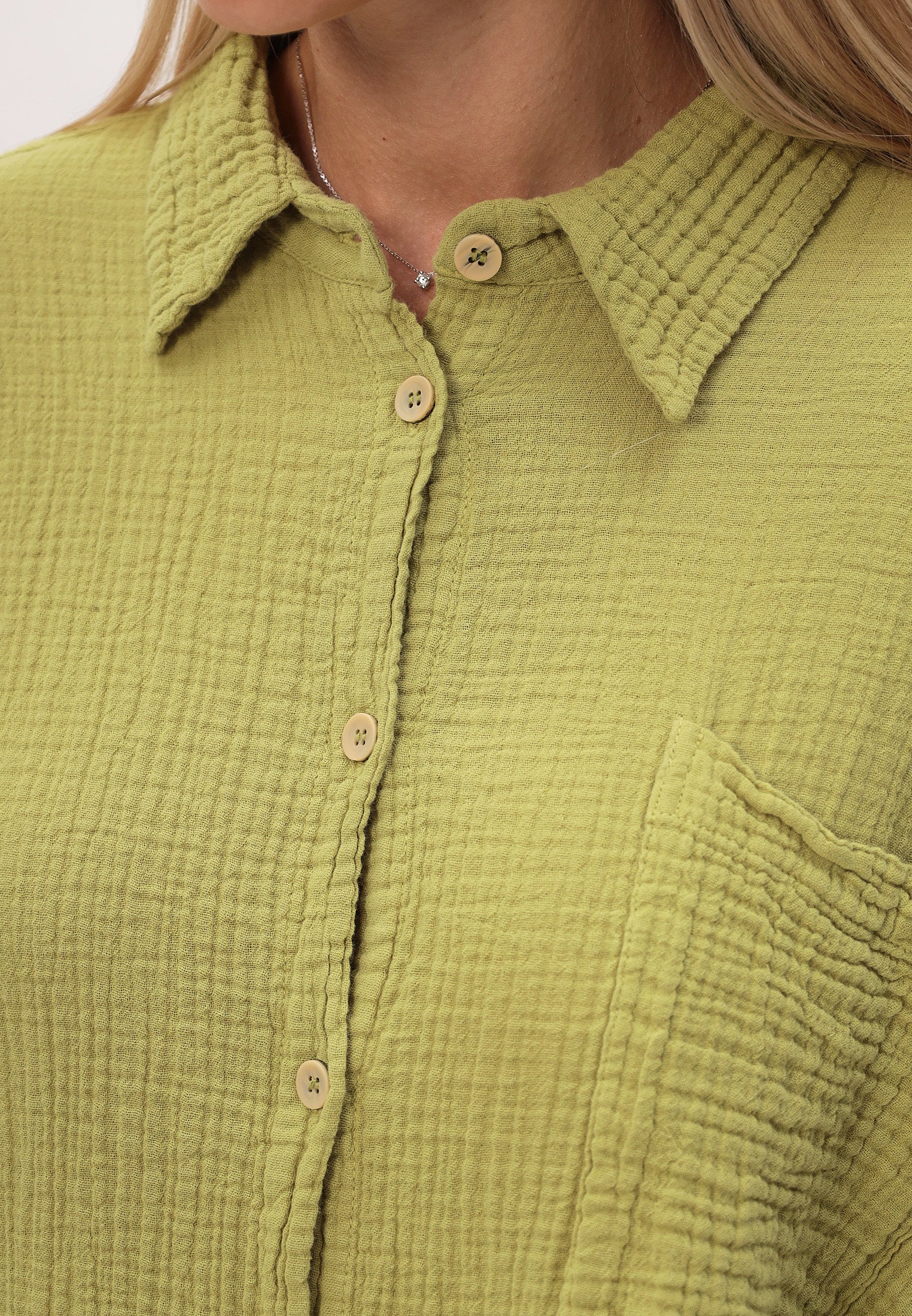 Women's summer and leisure fashion shirt made of casual muslin 