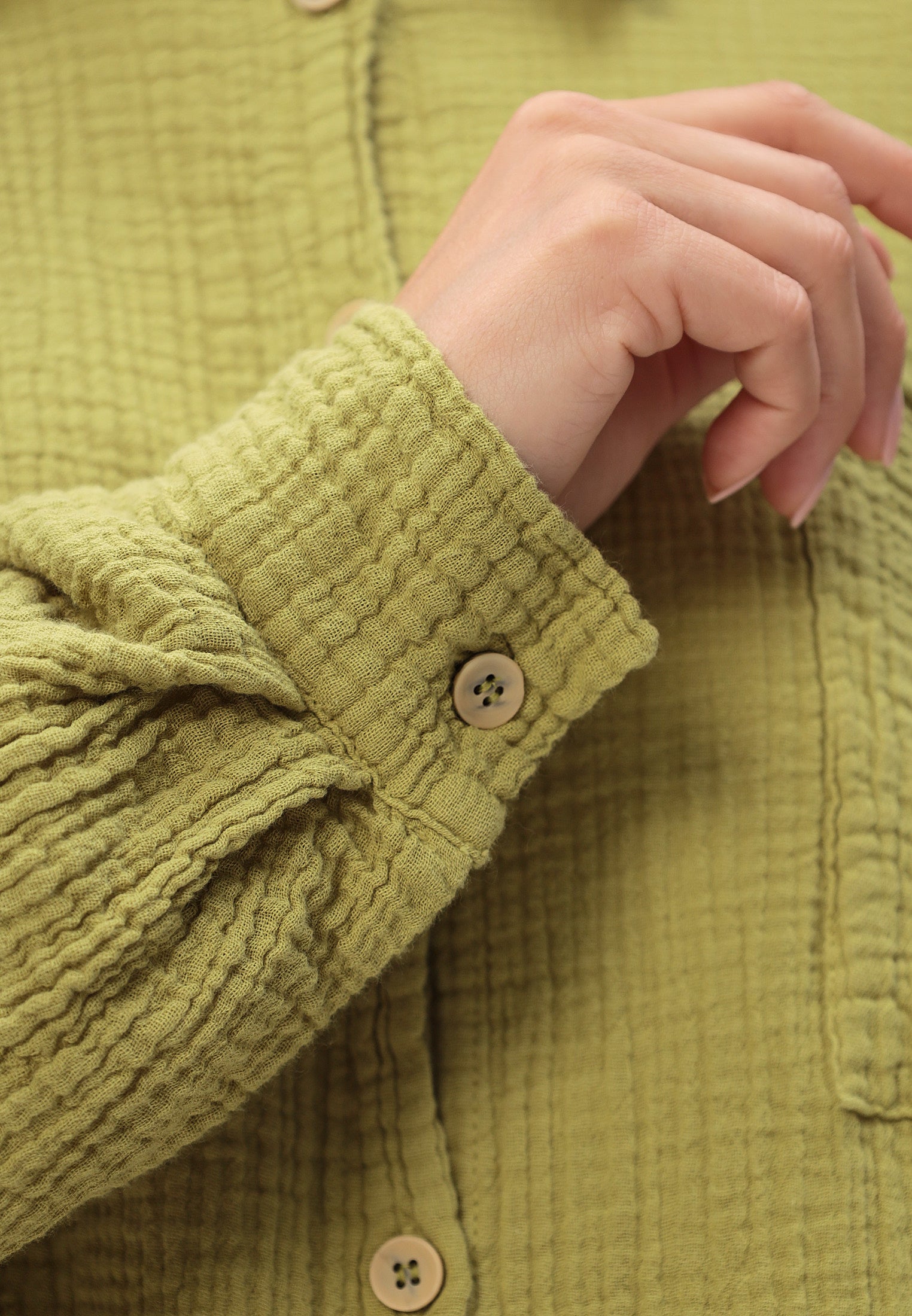 Women's summer and leisure fashion shirt made of casual muslin 