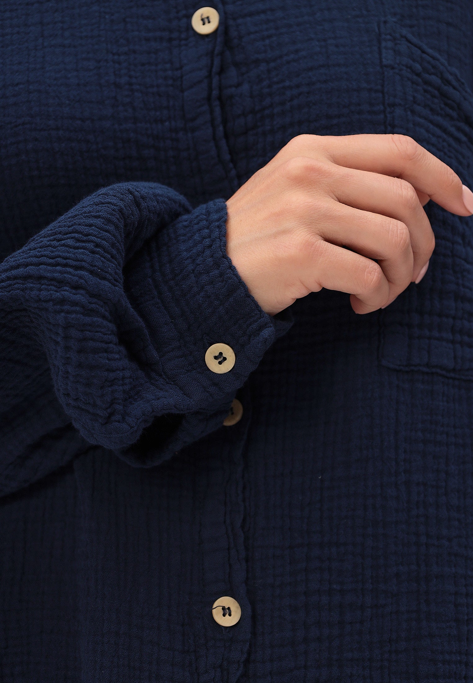 Women's summer and leisure fashion shirt made of casual muslin 