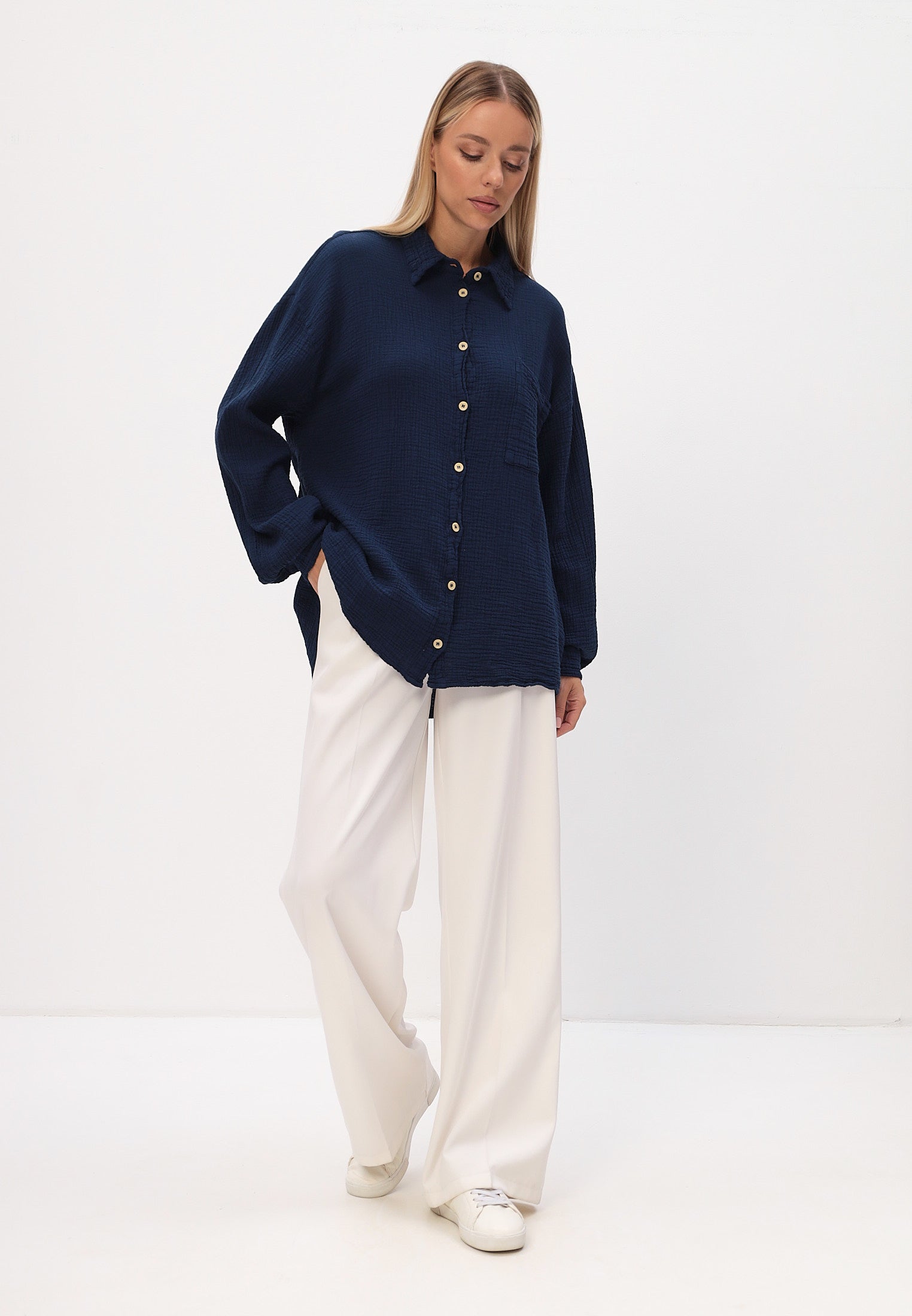 Women's summer and leisure fashion shirt made of casual muslin 