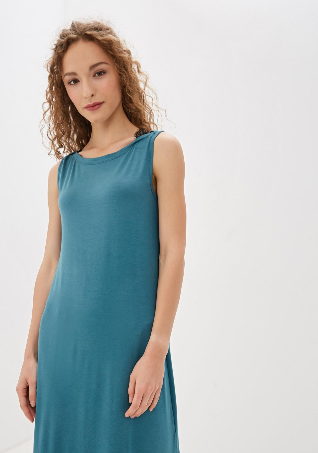 Nachtkleid aus Bambusviskose mit einer feinen Spitze an der Schulter