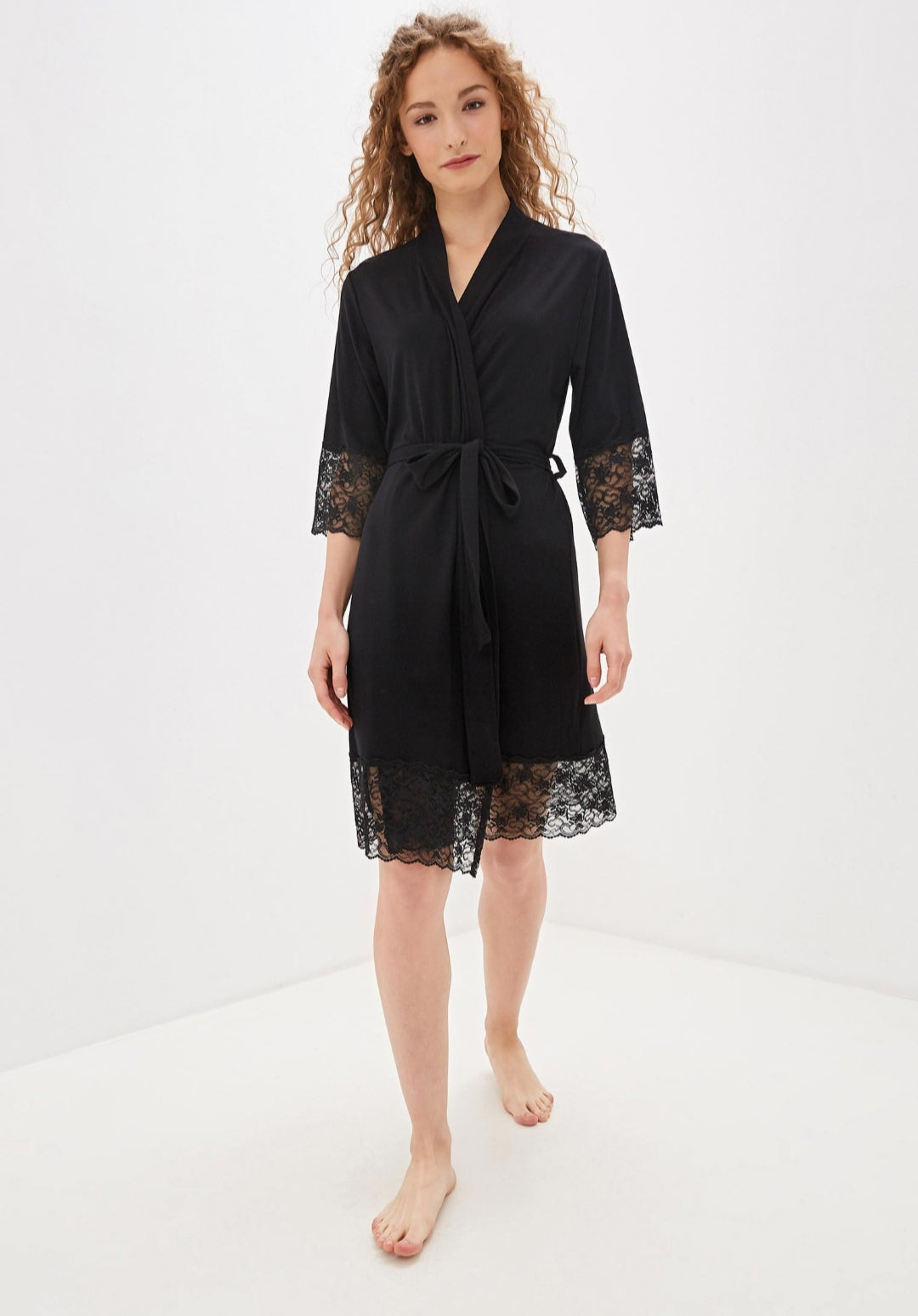 Damen Morgenmantel aus Bambusviskose mit einer Spitze an der Ärmel und Knie