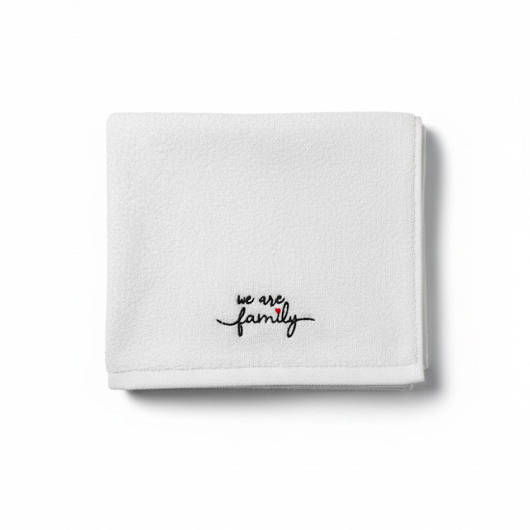 Besticktes Gästehandtuch „We Are Family“