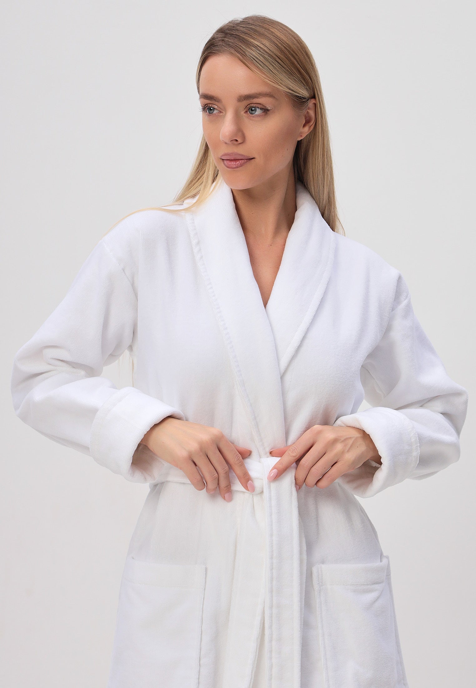 Edeler Schalkragen Damenbademantel aus hochwertiger Baumwolle in Velour