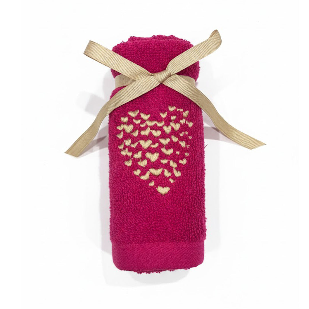 Besticktes Gästehandtuch mit Herz-Stickerei