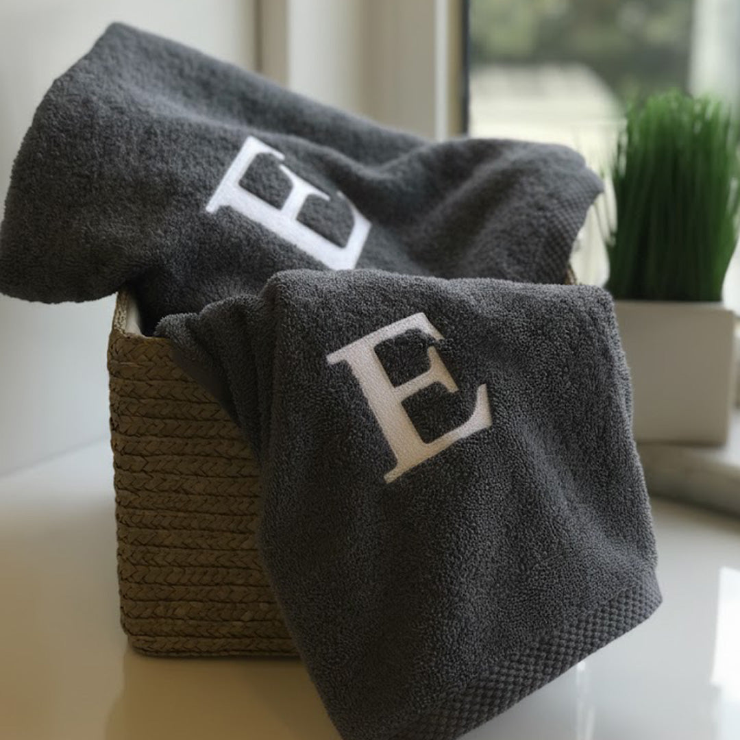 Premium Handtuch -  Mit edler Stickerei Buchstabe "E" - Vielseitig, Nachhaltig, Saugstark & Schnelltrocknend