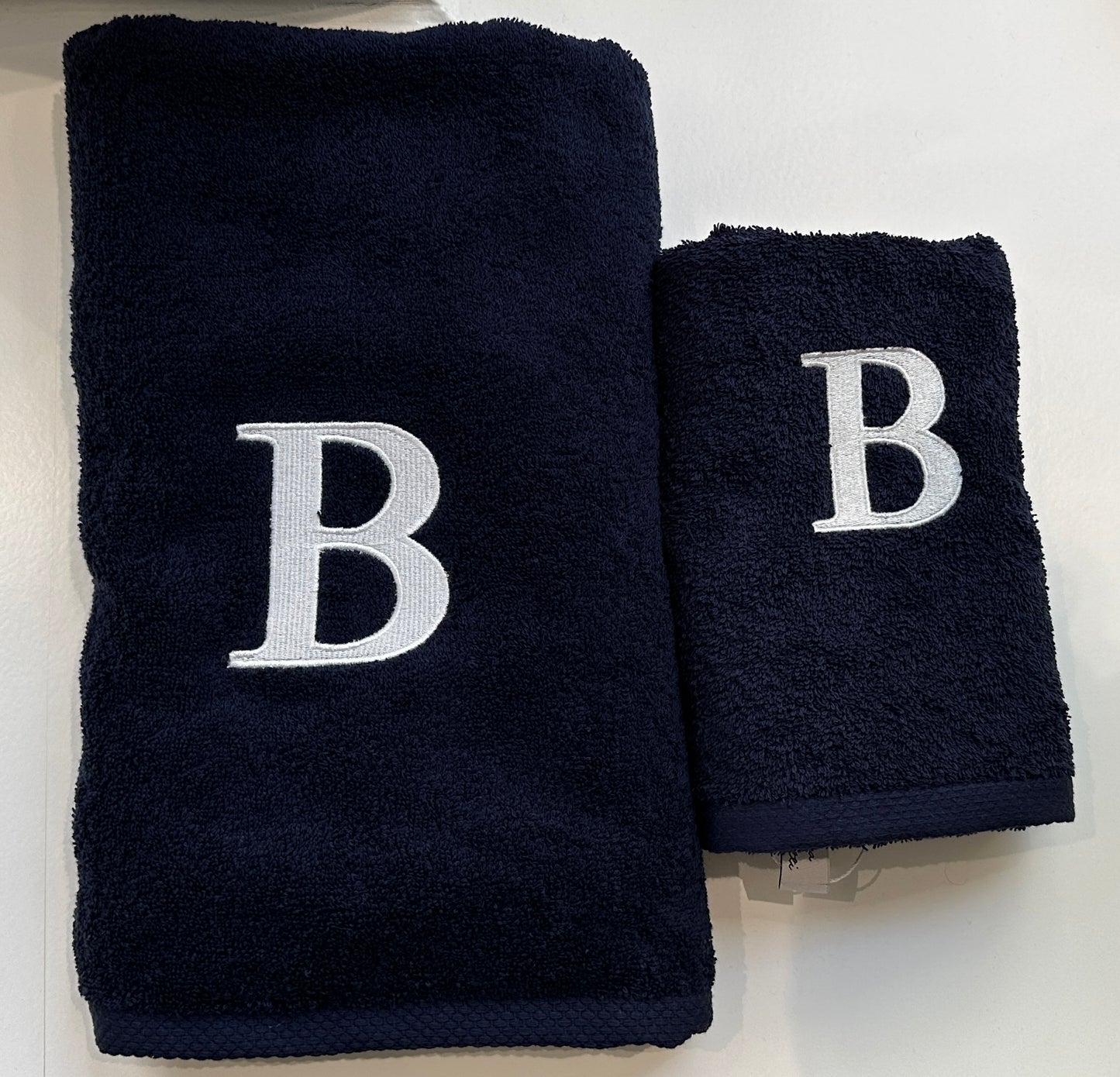 Premium towel - With elegant embroidery letter "B" - Versatile, sustainable, absorbent &amp; quick-drying - 100% cotton - Navy blue 