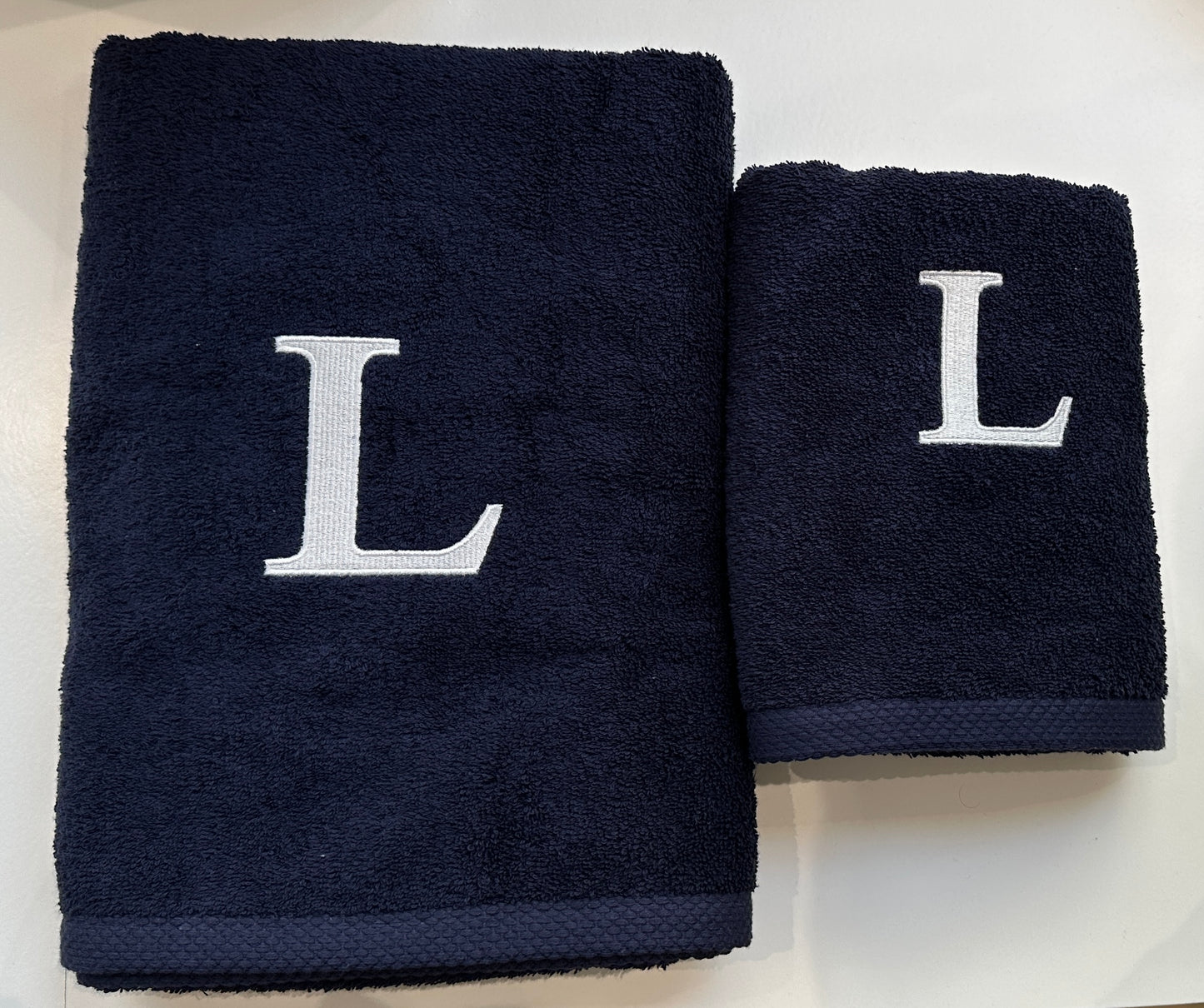 Premium towel - With elegant embroidery letter "L" - Versatile, sustainable, absorbent &amp; quick-drying - 100% cotton - Navy blue 