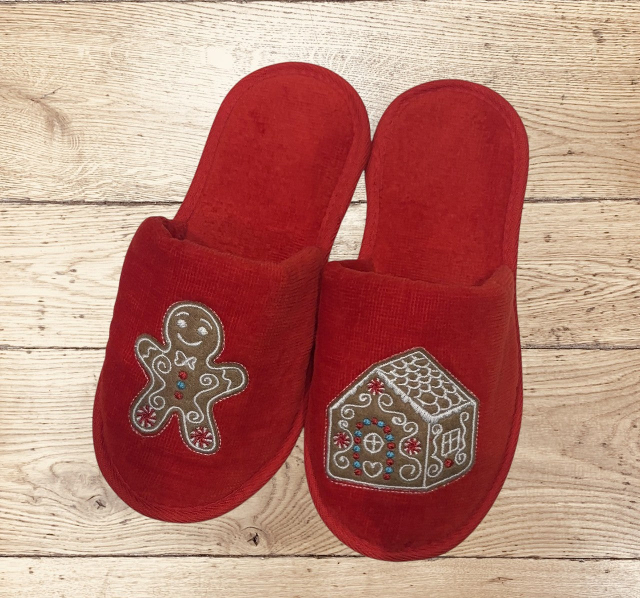 Weihnachtlich-weiche Hausschuhe mit süßer Lebkuchen-Stickerei. Für gemütliche Stunden zuhause.