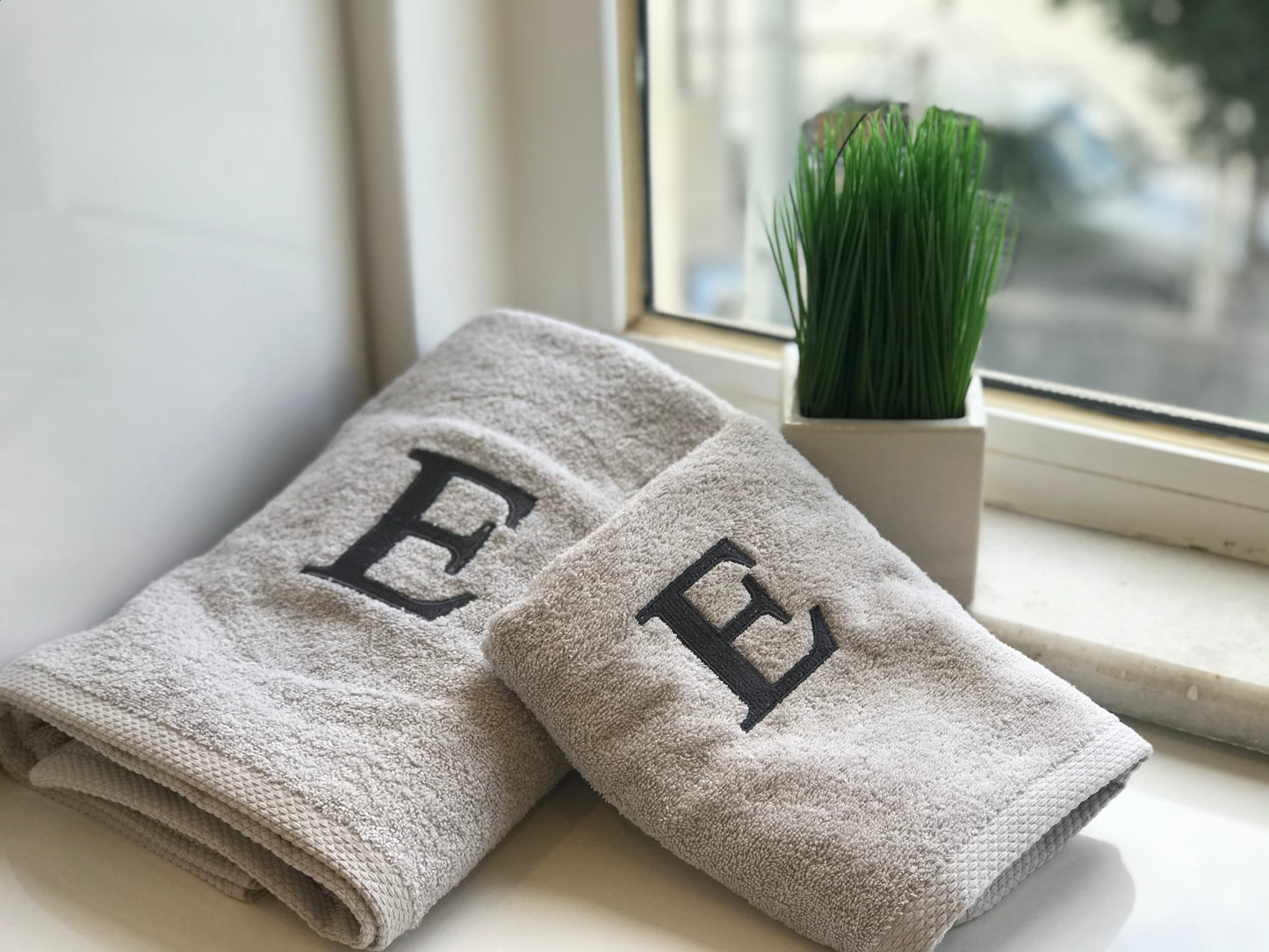 Premium towel - With elegant embroidery letter "E" - Versatile, sustainable, absorbent &amp; quick-drying - 100% cotton - Grey 