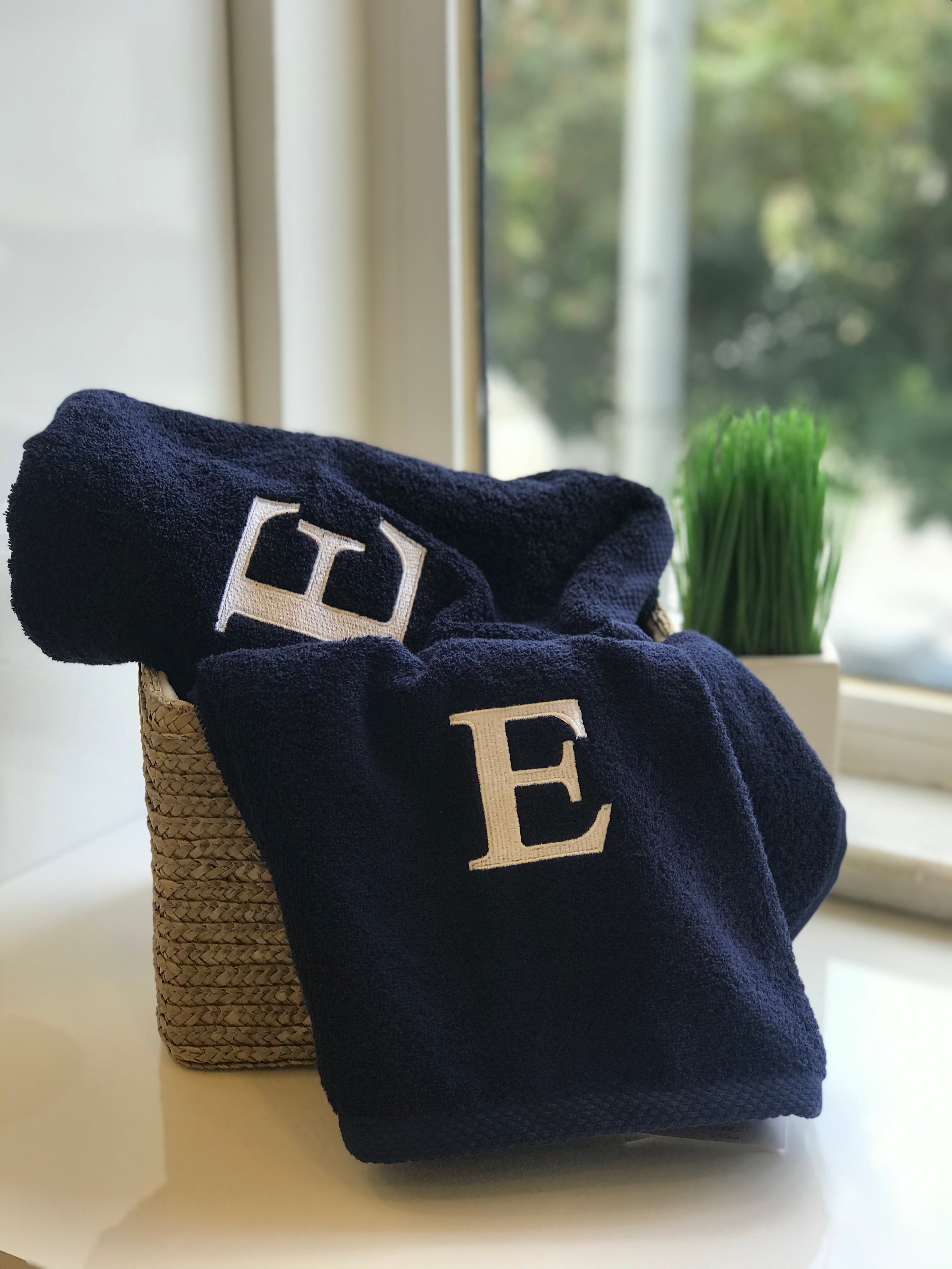 Premium Handtuch -  Mit edler Stickerei Buchstabe "E" - Vielseitig, Nachhaltig, Saugstark & Schnelltrocknend - 100% Baumwolle - Marinenblau
