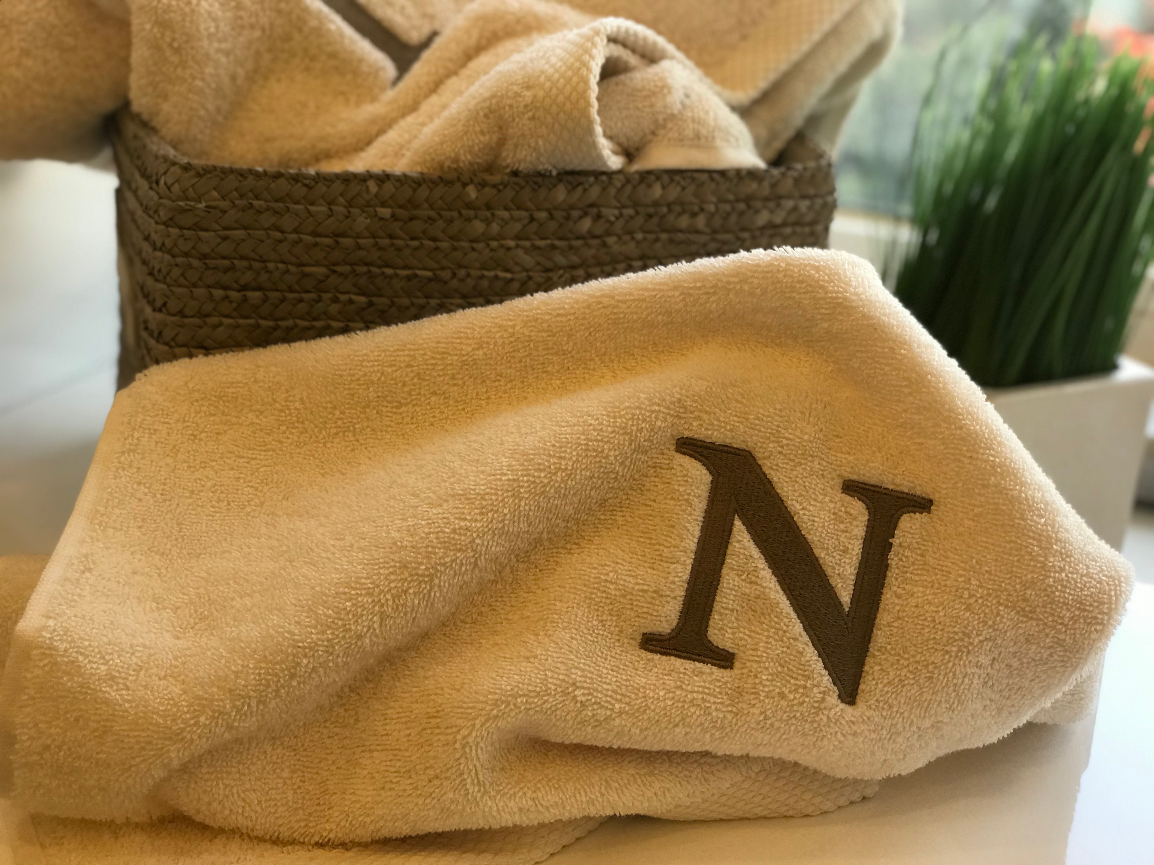 Premium Handtuch -  Mit edler Stickerei Buchstabe "N" - Vielseitig, Nachhaltig, Saugstark & Schnelltrocknend - 100% Baumwolle - Ecru