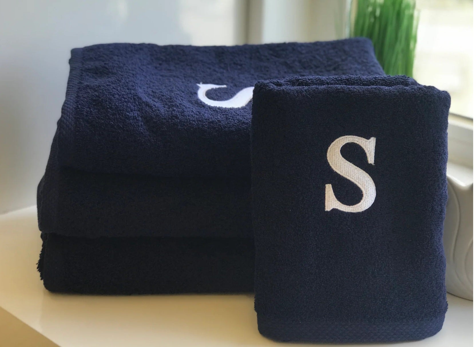 Premium Handtuch -  Mit edler Stickerei Buchstabe "S" - Vielseitig, Nachhaltig, Saugstark & Schnelltrocknend - 100% Baumwolle