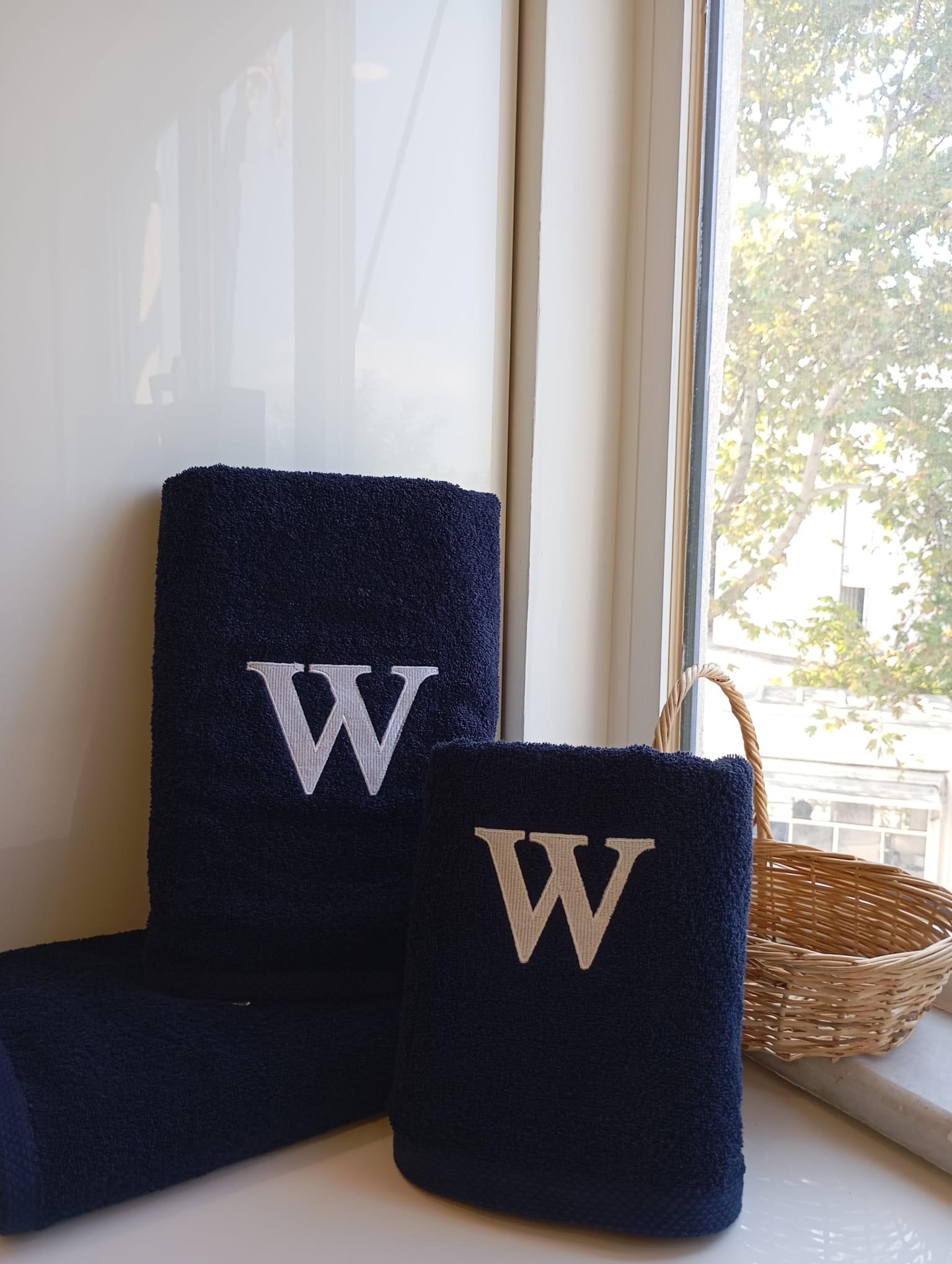 Premium Handtuch -  Mit edler Stickerei Buchstabe "W" - Vielseitig, Nachhaltig, Saugstark & Schnelltrocknend - 100% Baumwolle - Marinenblau