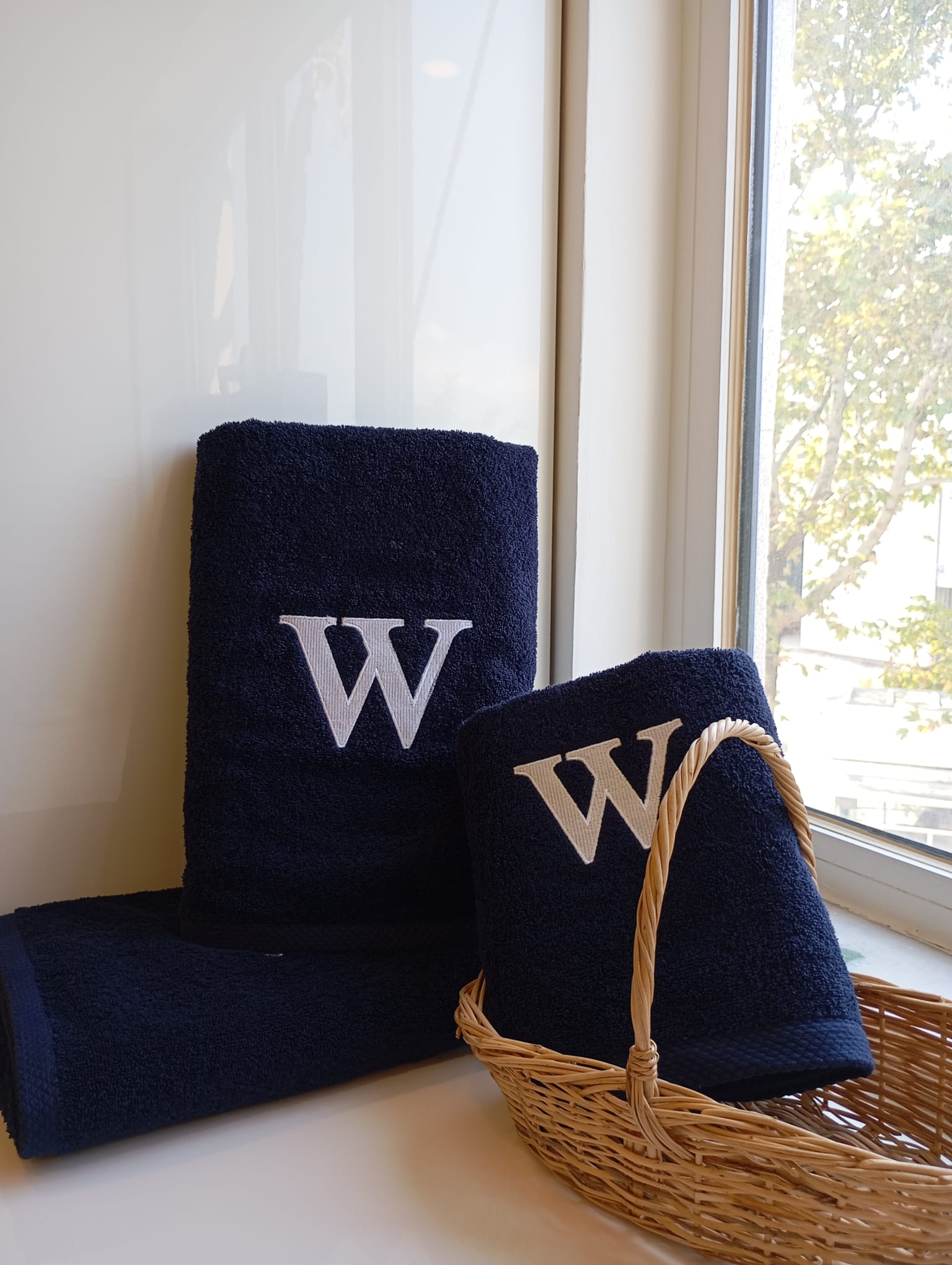 Premium Handtuch -  Mit edler Stickerei Buchstabe "W" - Vielseitig, Nachhaltig, Saugstark & Schnelltrocknend - 100% Baumwolle - Marinenblau