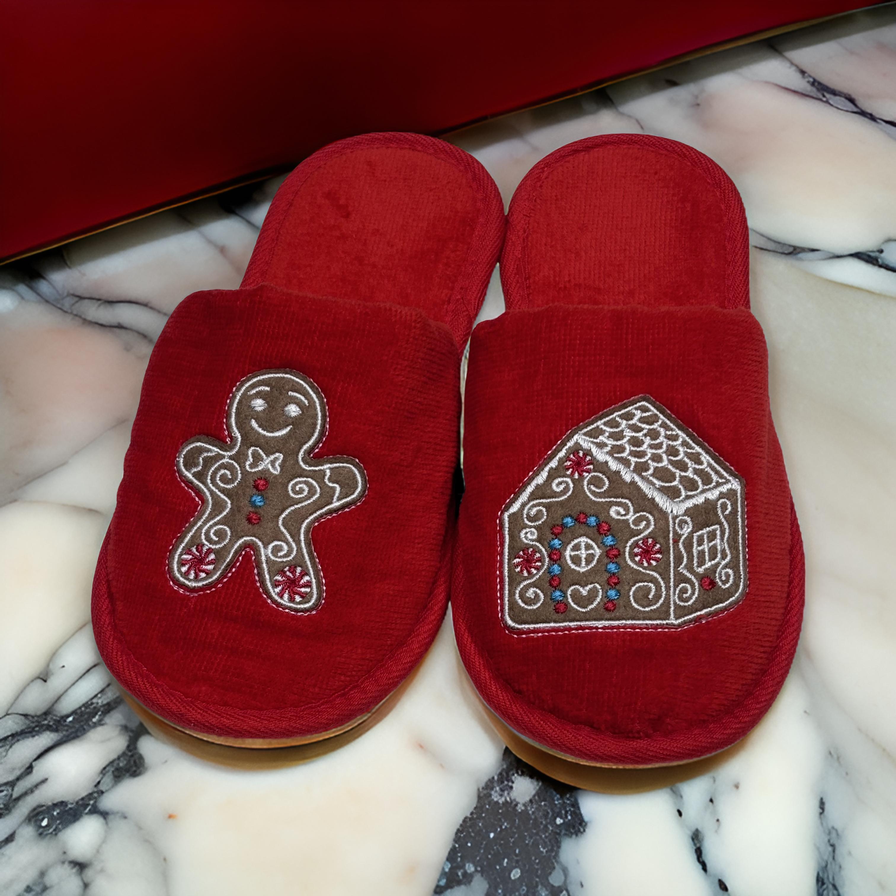 Weihnachtlich-weiche Hausschuhe mit süßer Lebkuchen-Stickerei. Für gemütliche Stunden zuhause.