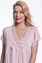Lade das Bild in den Galerie-Viewer, Exklusives Nachtkleid mit einer feinen Spitze am Kragen - Luisa Moretti
